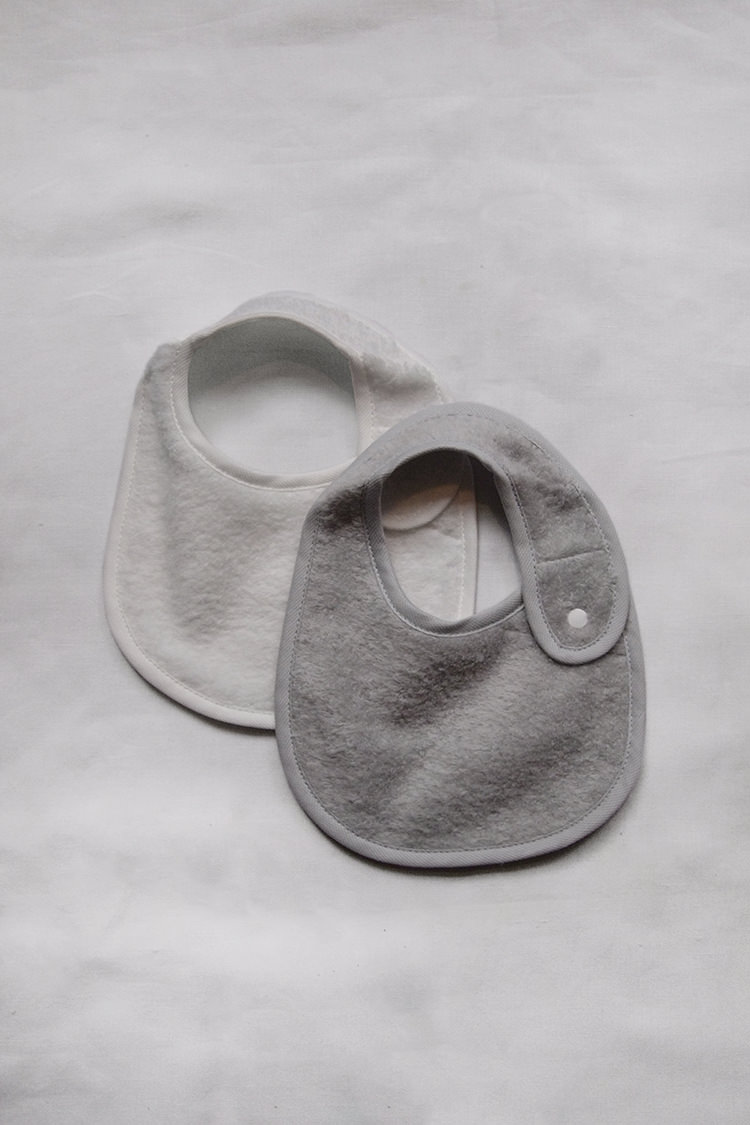 Makie, Uchino Marshmallow Bib. Gray and White. Top