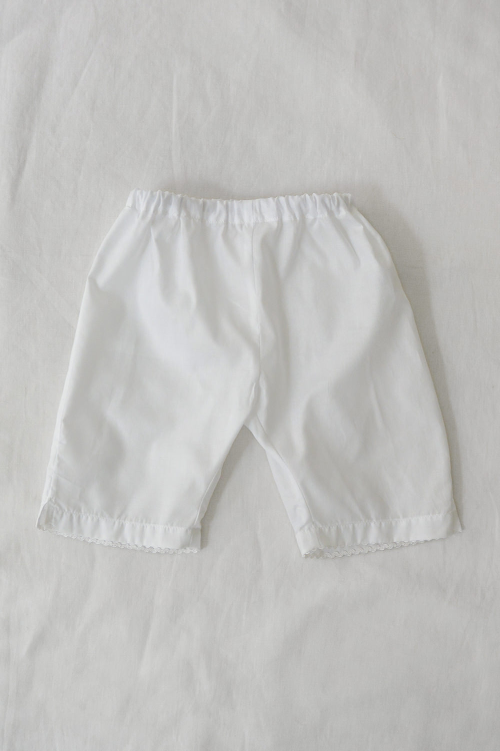 Makie: Swiss Cotton Pants - White. Top.