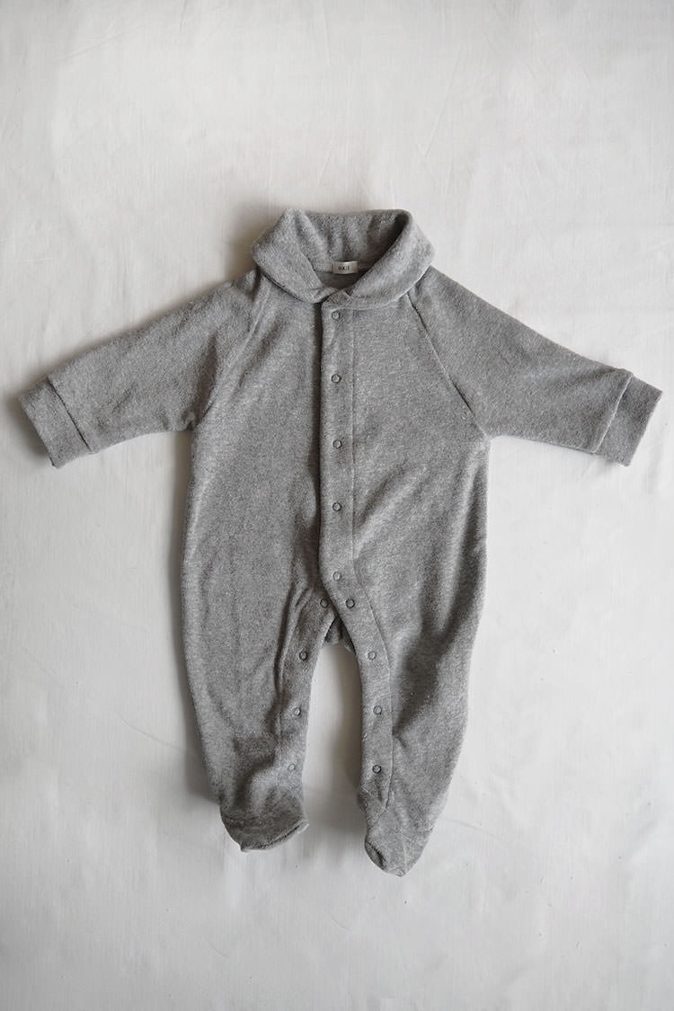 Makie: Pile Coverall – Gray. A One piece footed jumpsuit for baby. Top