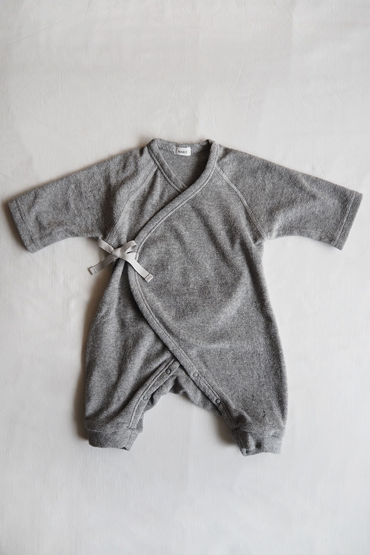 Newborn kimono onesie for newborn by Makie "Pile first Hadagi" in gray.