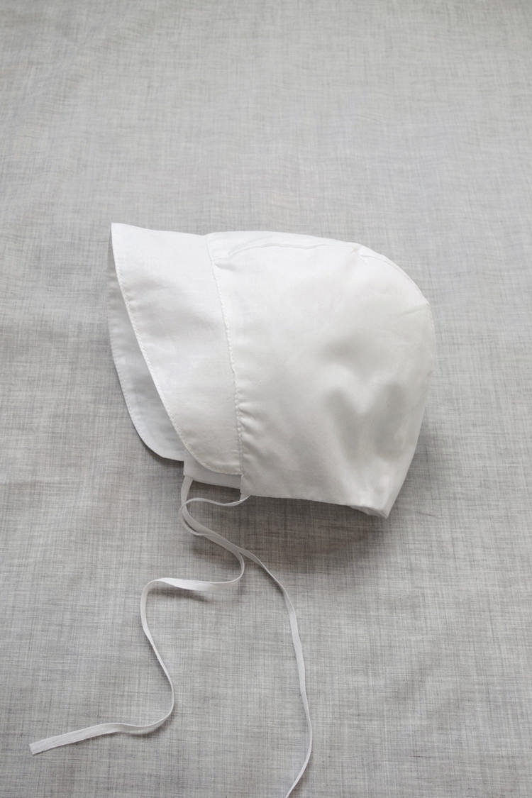 Makie: Swiss Cotton Bonnet - White. Top.