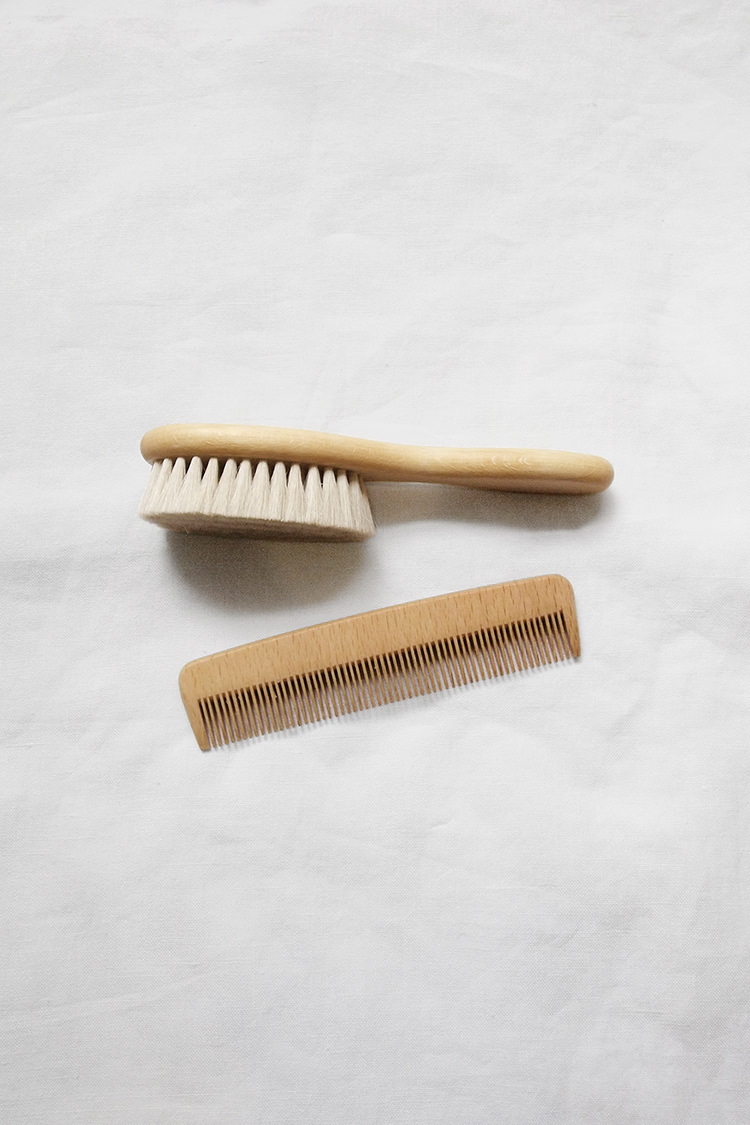 Makie: Baby Hair Brush and Comb Set. Top