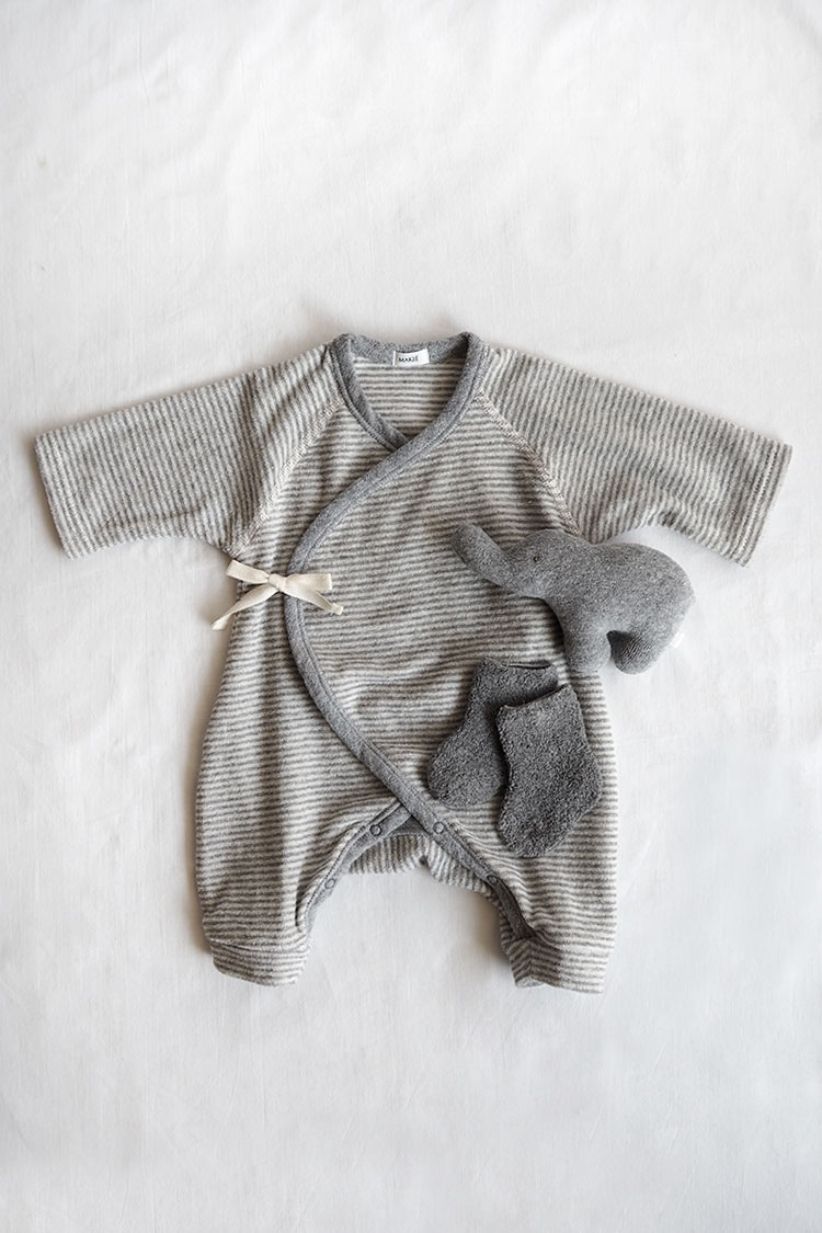 Unisex baby gift box set. Gray Stripe.