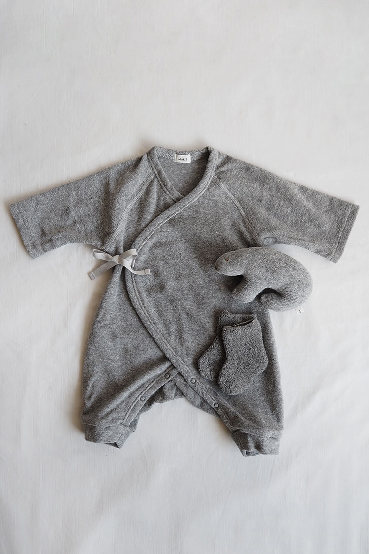 Unisex baby gift box set. Top Gray.