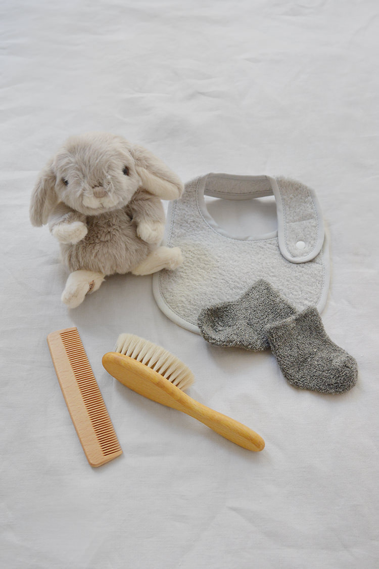 Makie, unisex baby gift set: Bunny and Baby Hair Brush, Gray. Top