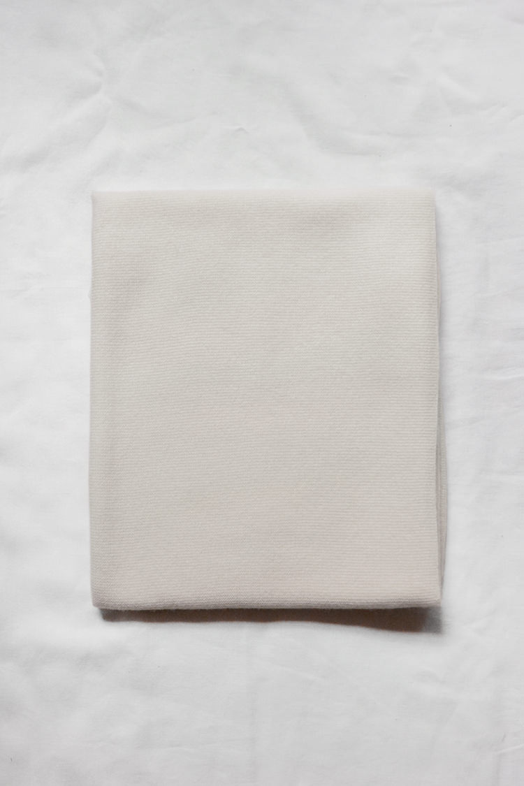 Makie Cashmere Blanket Gema - Ivory, a fine knit cashmere blanket. Top