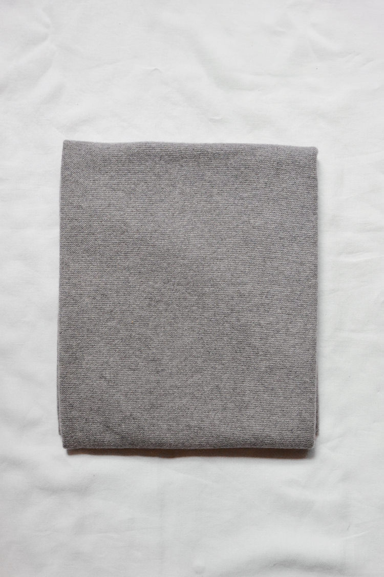 Makie Cashmere Blanket Gema - Gray, a fine knit cashmere blanket. Top