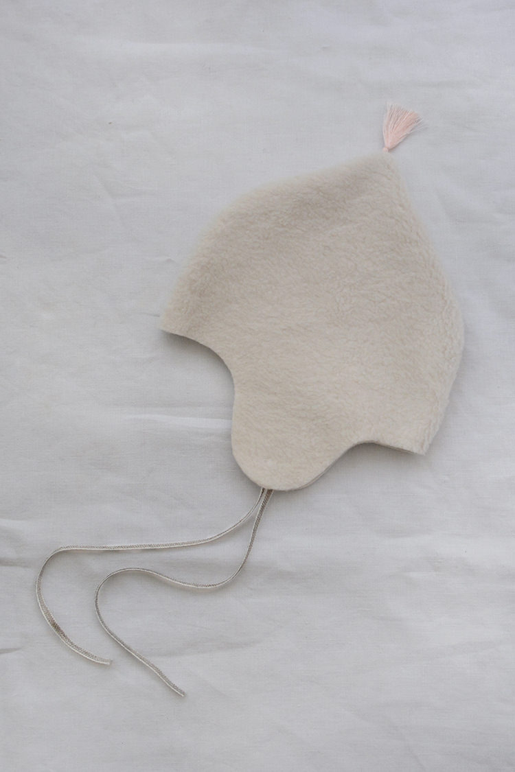 Makie: Unisex Winter Baby Fleece Bonnet - Cream. Top