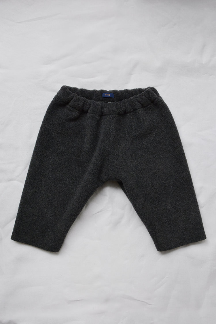 Makie: Fleece Pants – Charcoal. Top