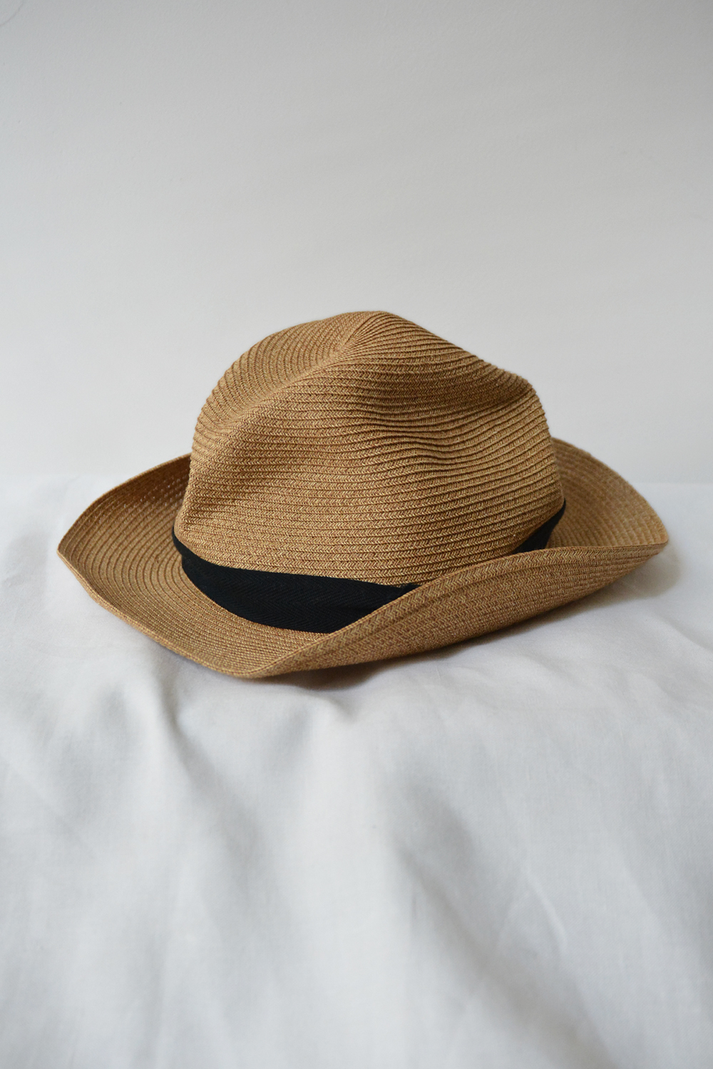 Mature Ha Boxed Hat - Natural w/ Black trim - Makie