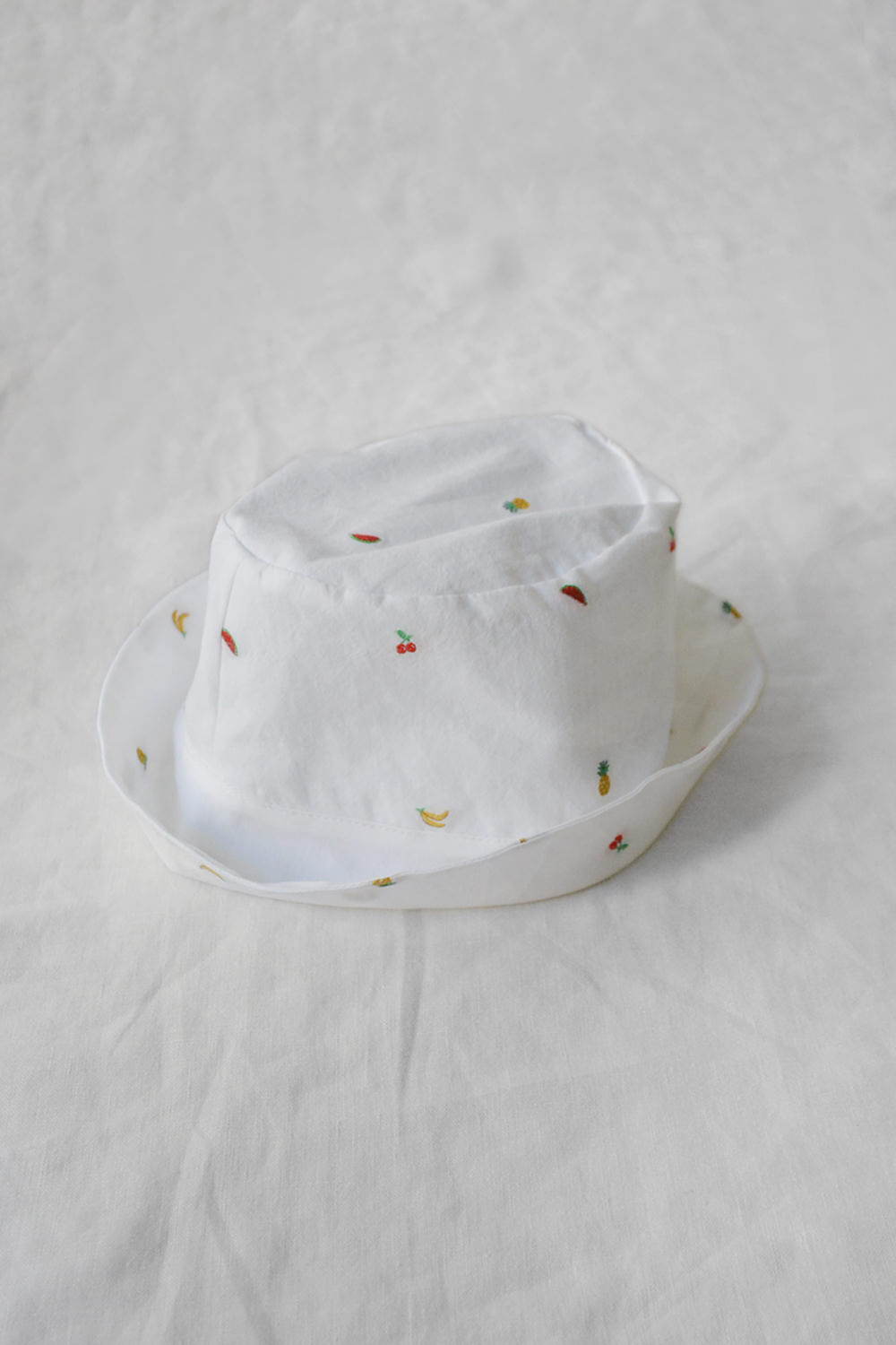 Makie: Kids bucket hats with embroidered fruits. Main.