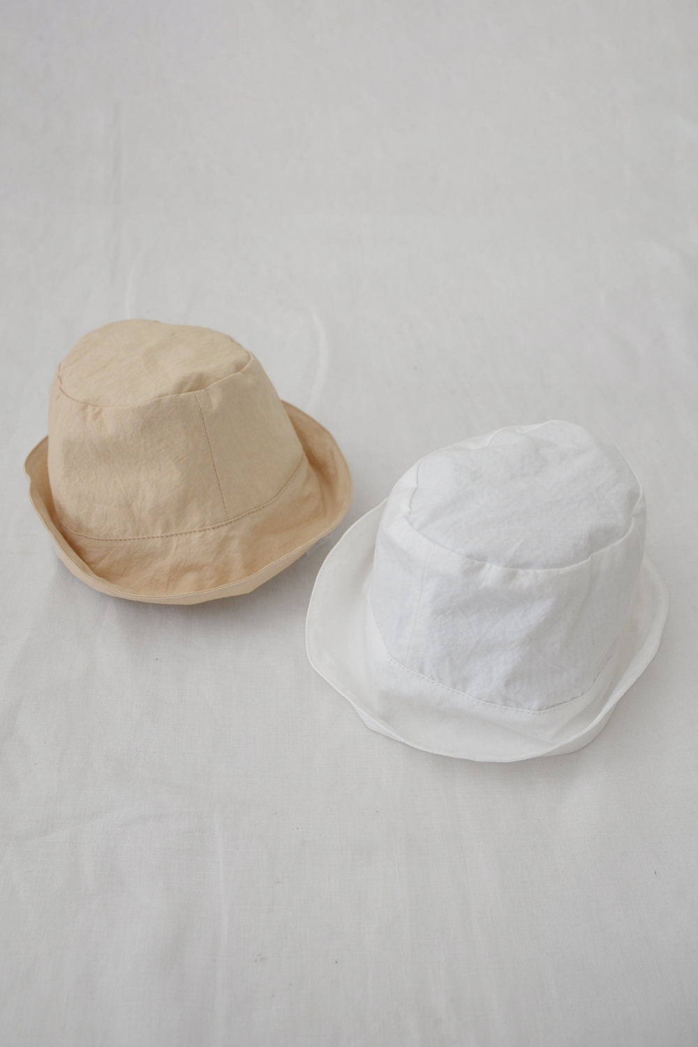 Makie: Kids Summer Bucket Hat - White and Beige. Main.