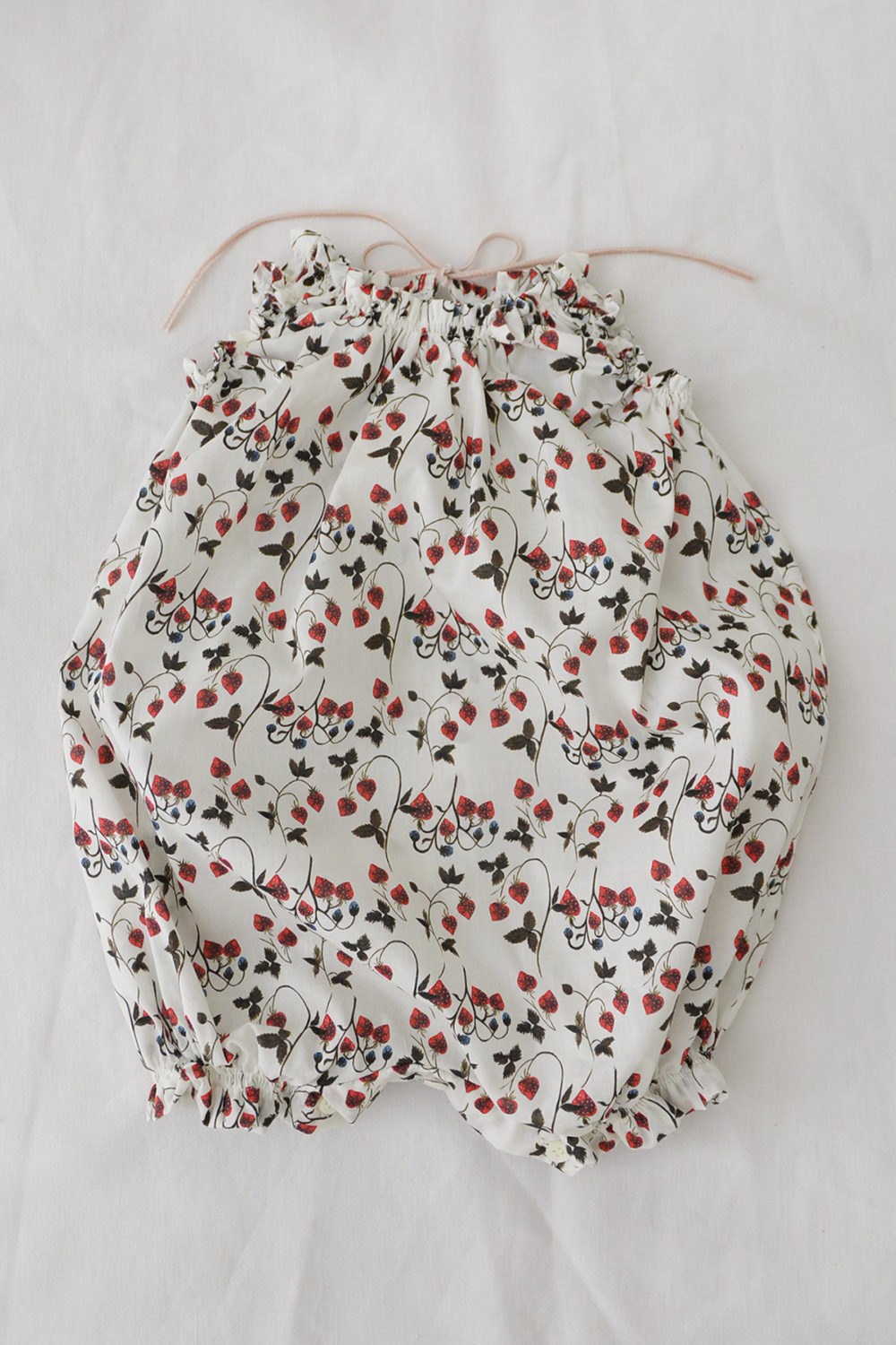 Balloon Onesie Strawberry Fields - Off White. Makie - Main.