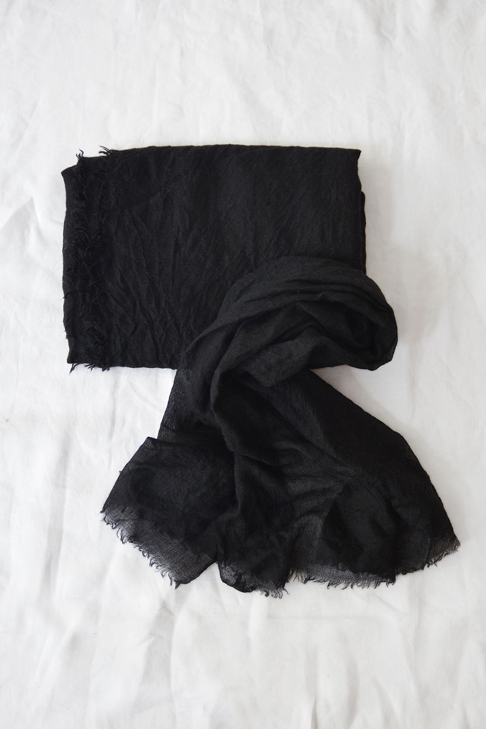 Fine Weave Cashmere Scarf - Black - Makie. Main.