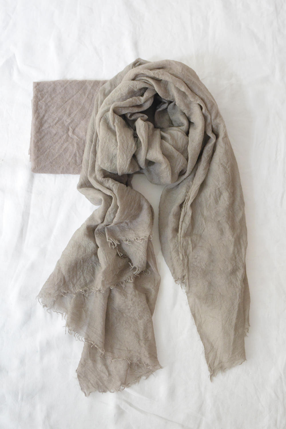 Fine Weave Cashmere Scarf - Taupe - Makie. Main.