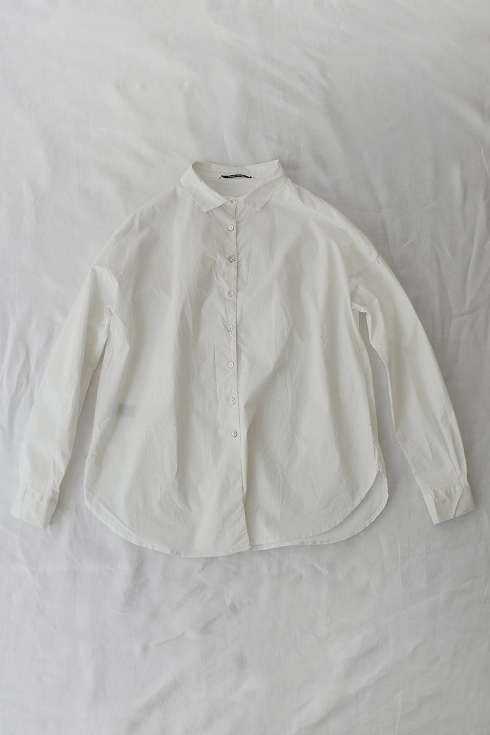 Album di Famiglia Short Collar Shirt in Milk - Makie. Main.