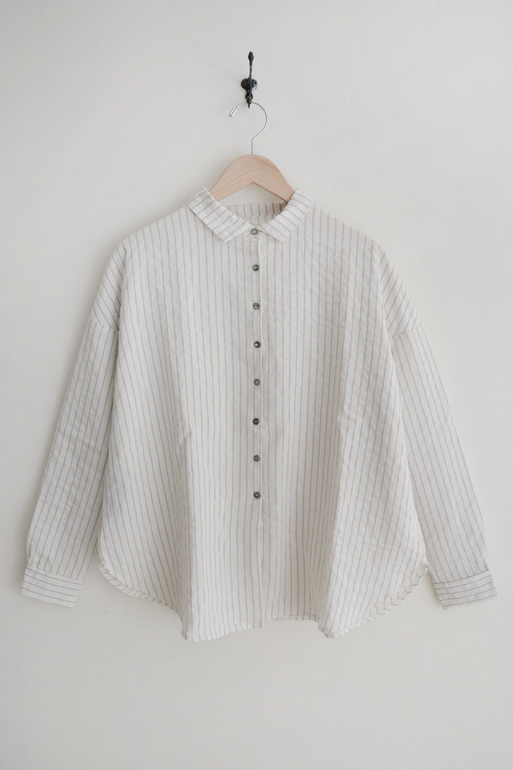Striped short collar shirt the top picture
