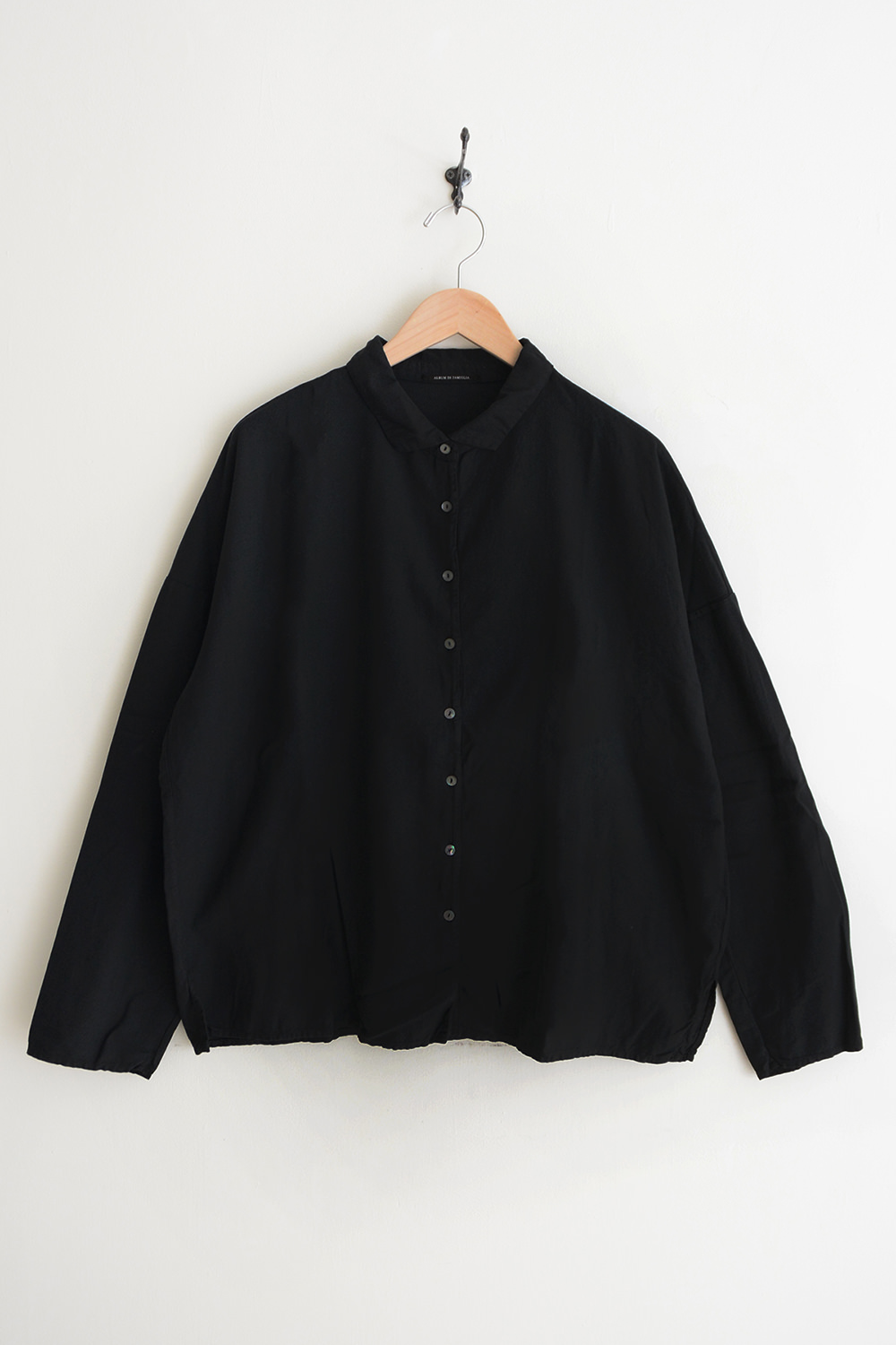 album di famiglia short collar shirt TVC in black the top picture