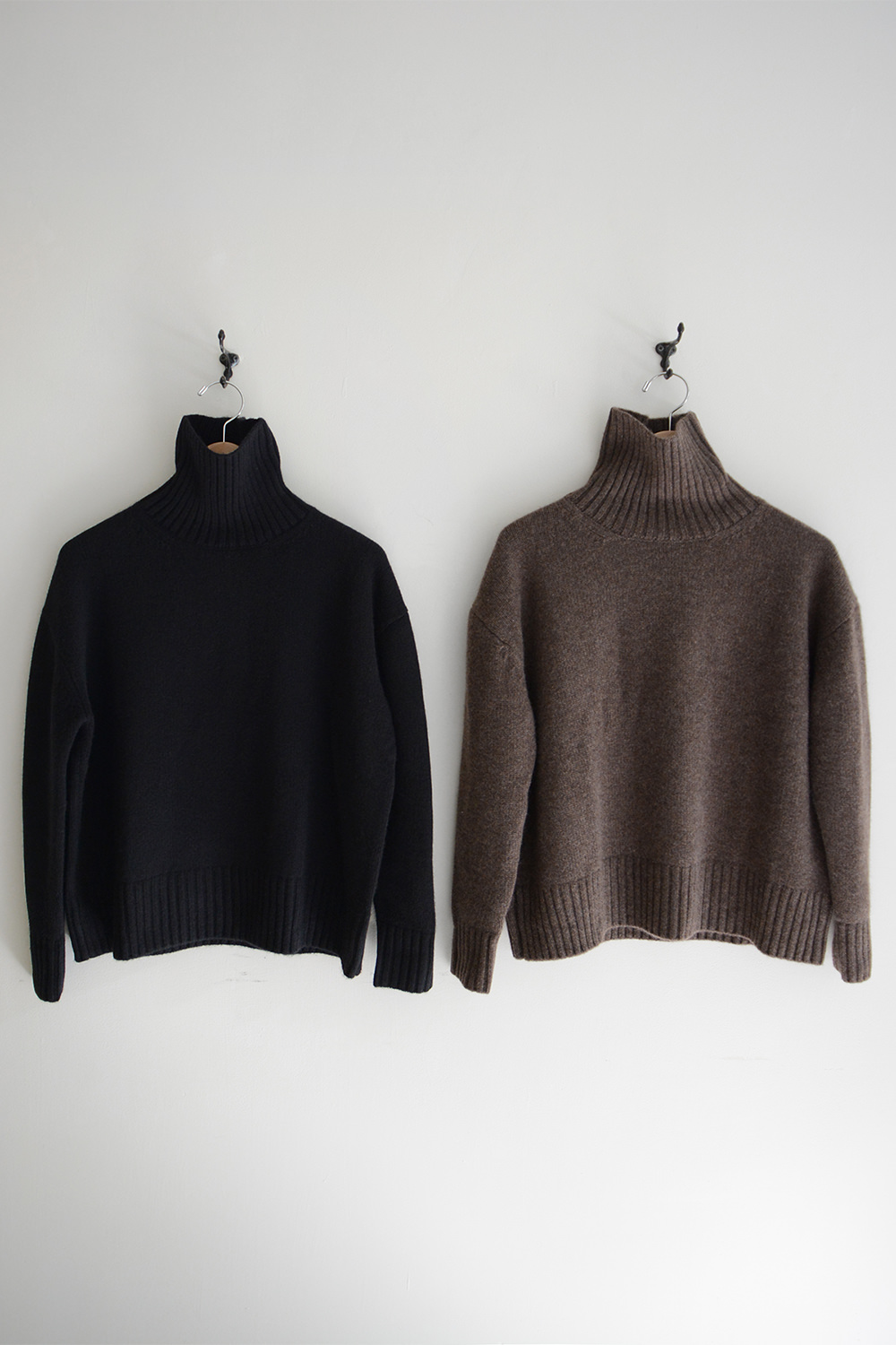 MAKIE Cashmere Turtle Neck Sweaters A Top Picture