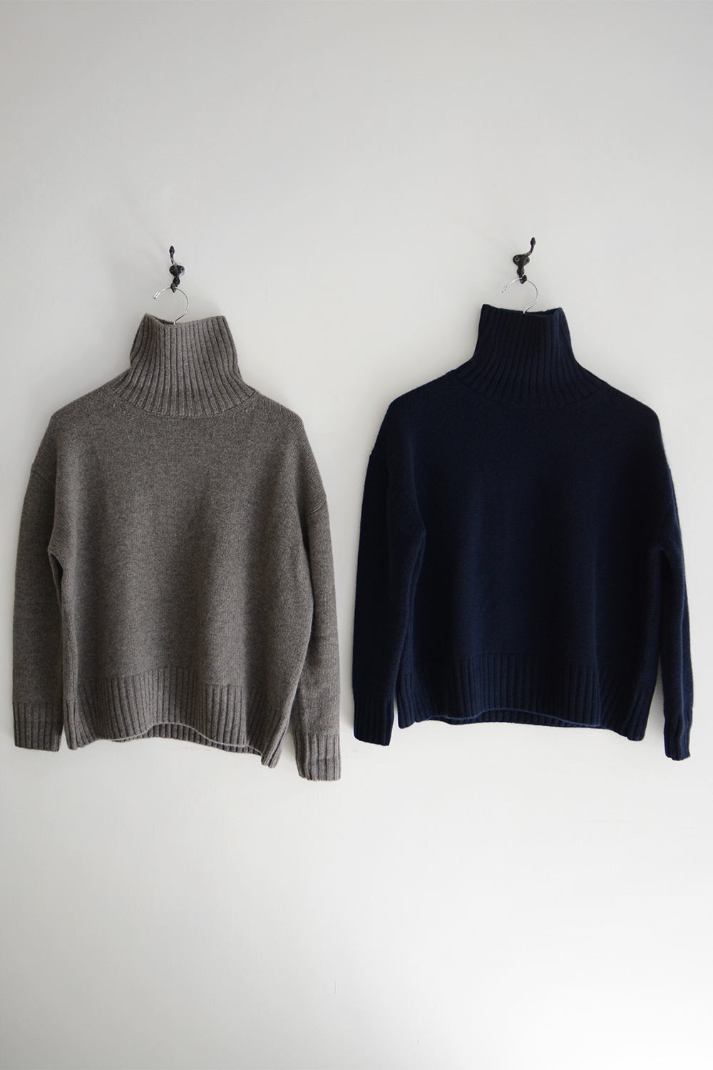 MAKIE Cashmere Turtle Neck Sweaters A Top Picture