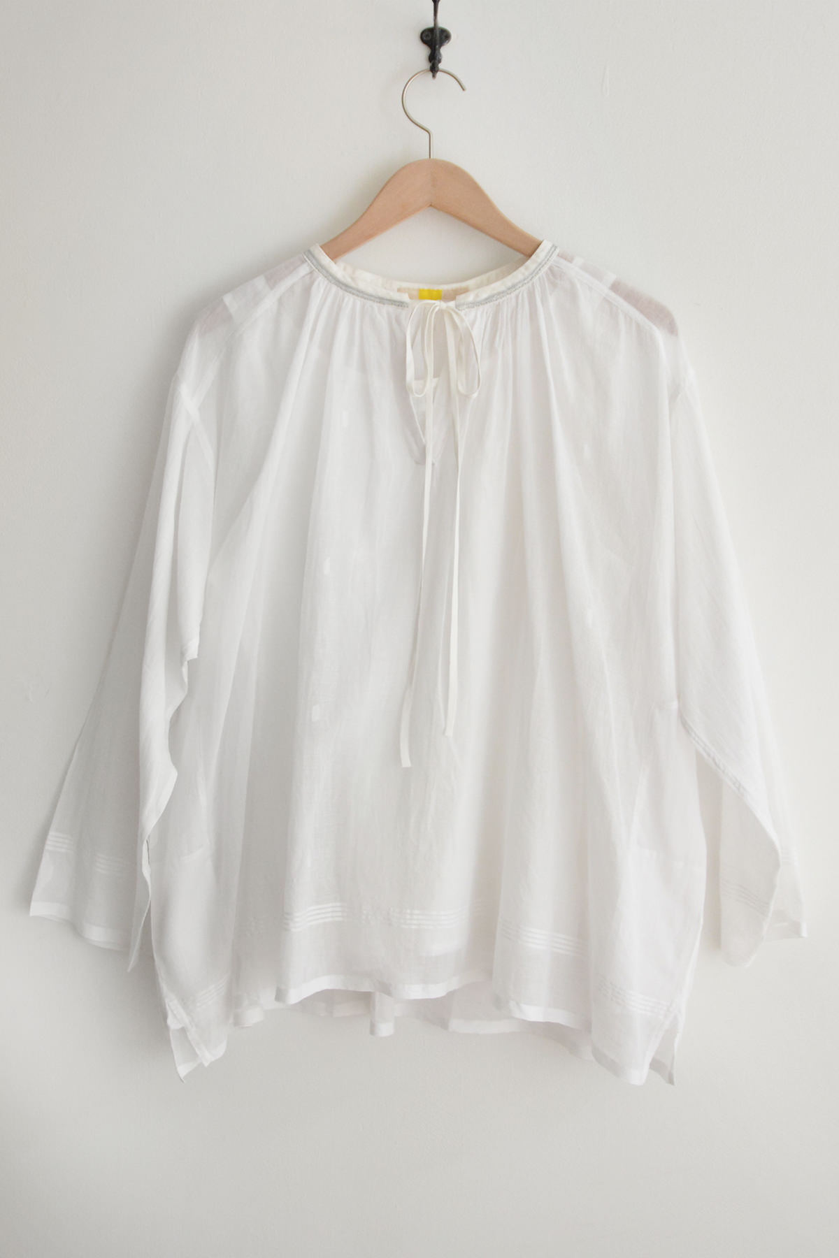 Aodress, Jelly Stitched Neck Ribbon Gathered Tunic with Inner - White