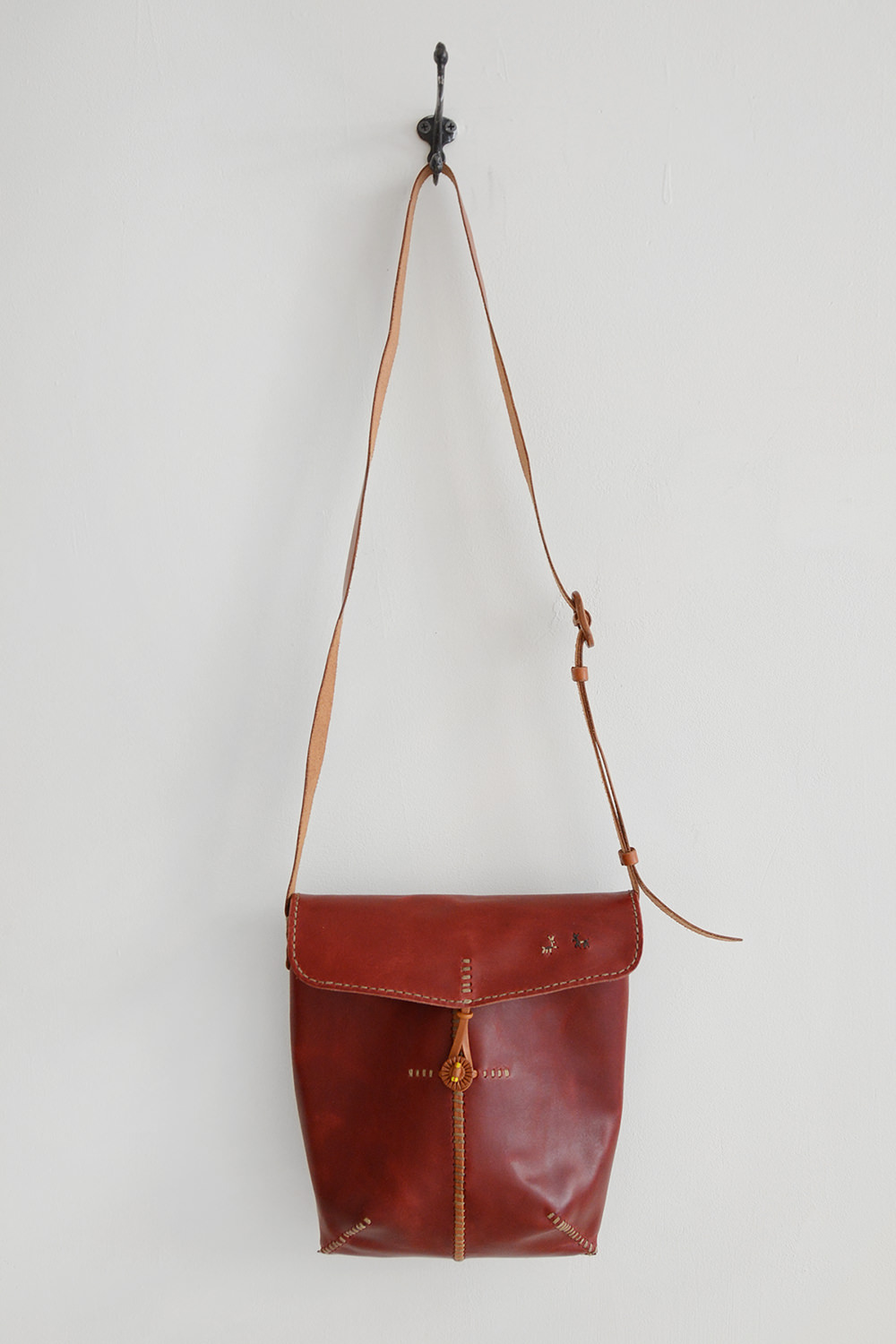 Henri, Shoulder Bag Belleville #023 - Red with Two Dogs