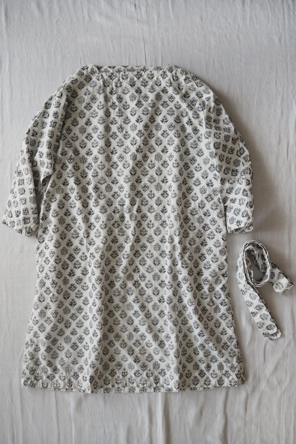 Aodress, Dress with Belt - Mono Flower