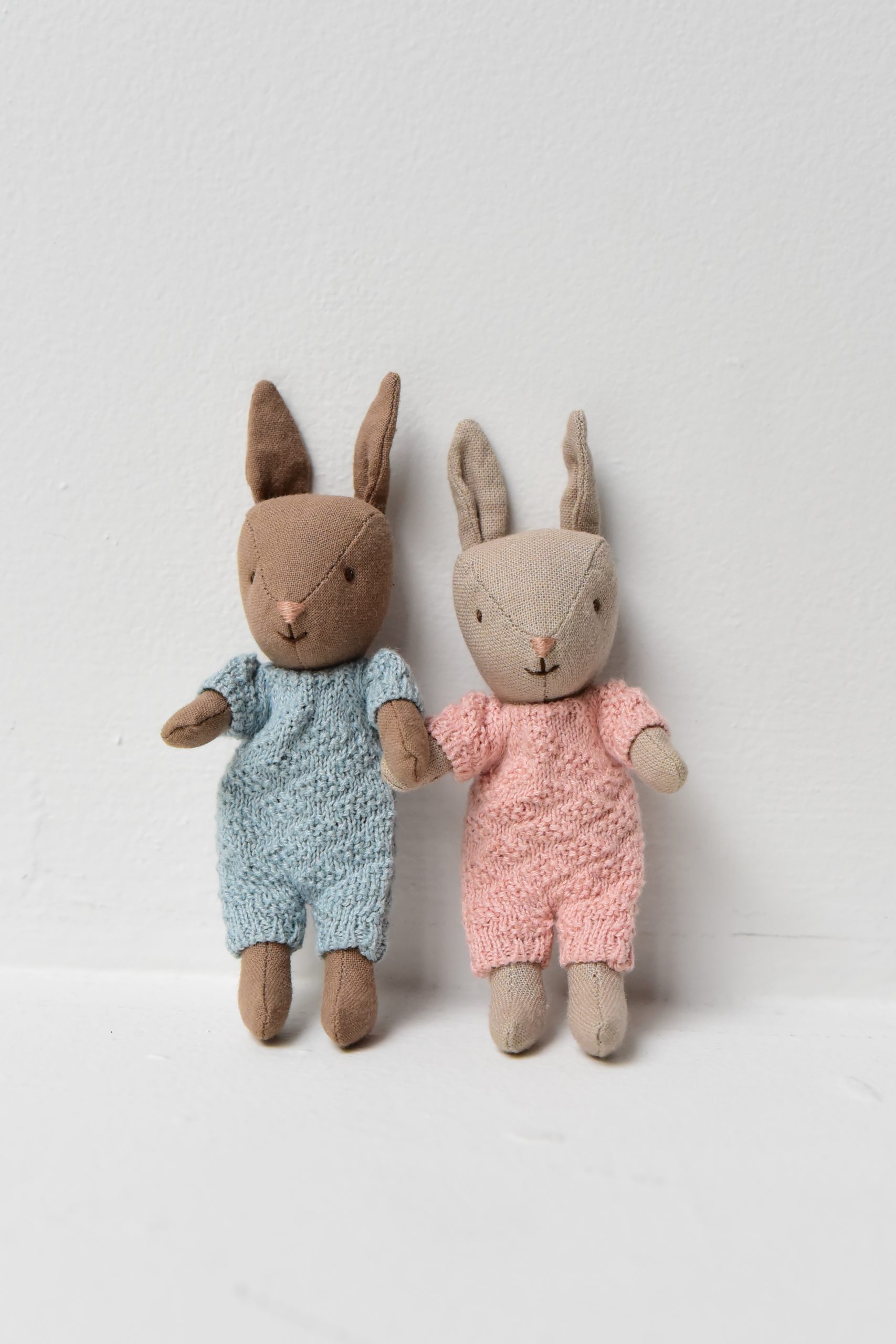 Maileg, Rabbit Micro - Rose Knitted Suit and Blue Knitted Suit