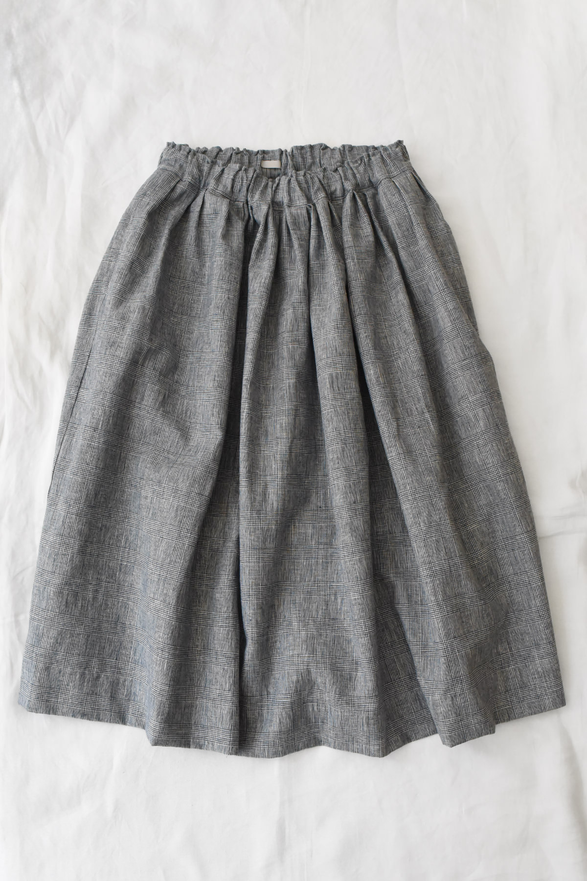 Women’s navy glen check skirt in 100% linen with elastic waist and side pockets