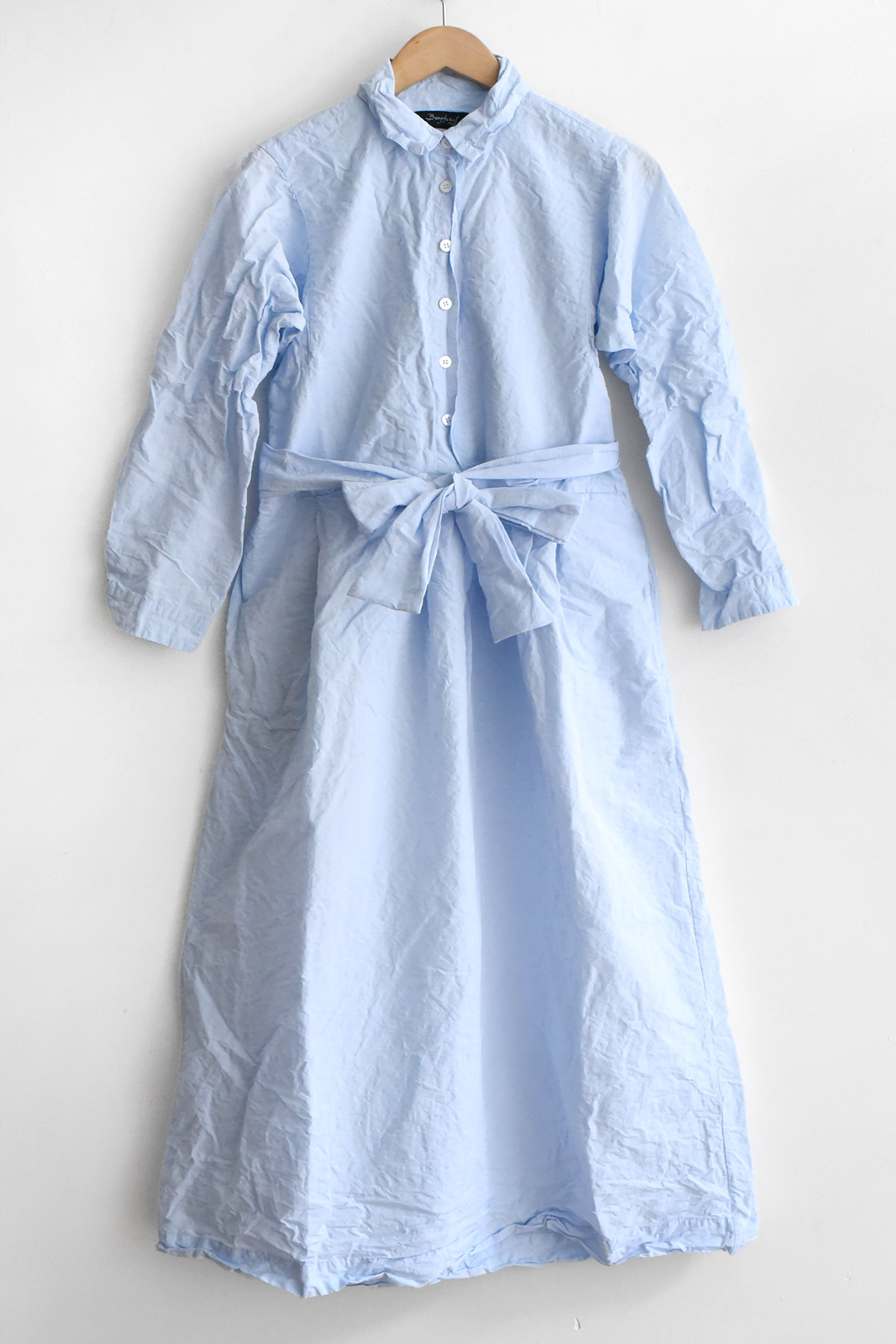 Bergfabel Dina Dress in blue cotton linen with long sleeves and waist ribbon tie, made in Italy