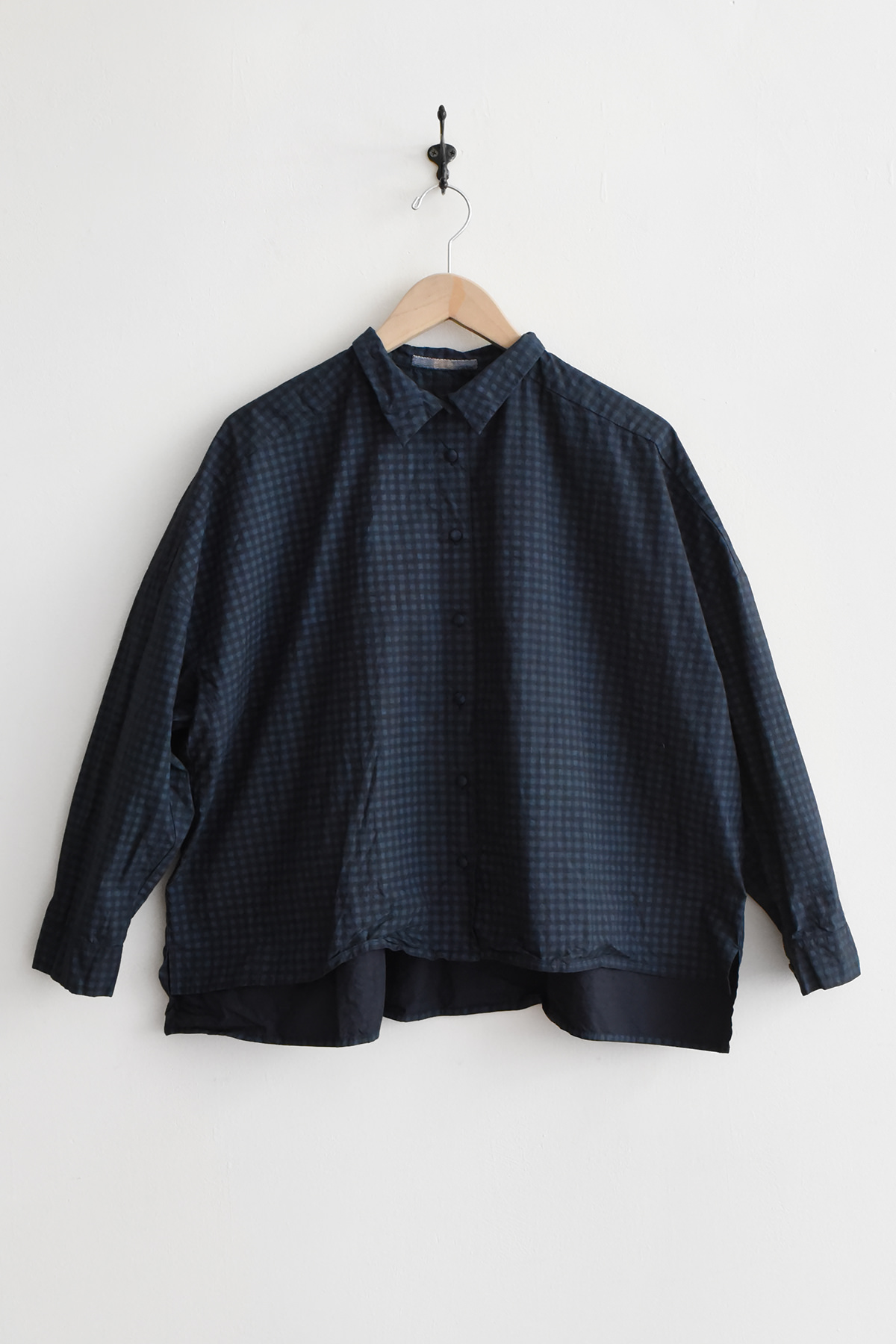 navy check small collar shirt with fabric covered buttons and high low hem