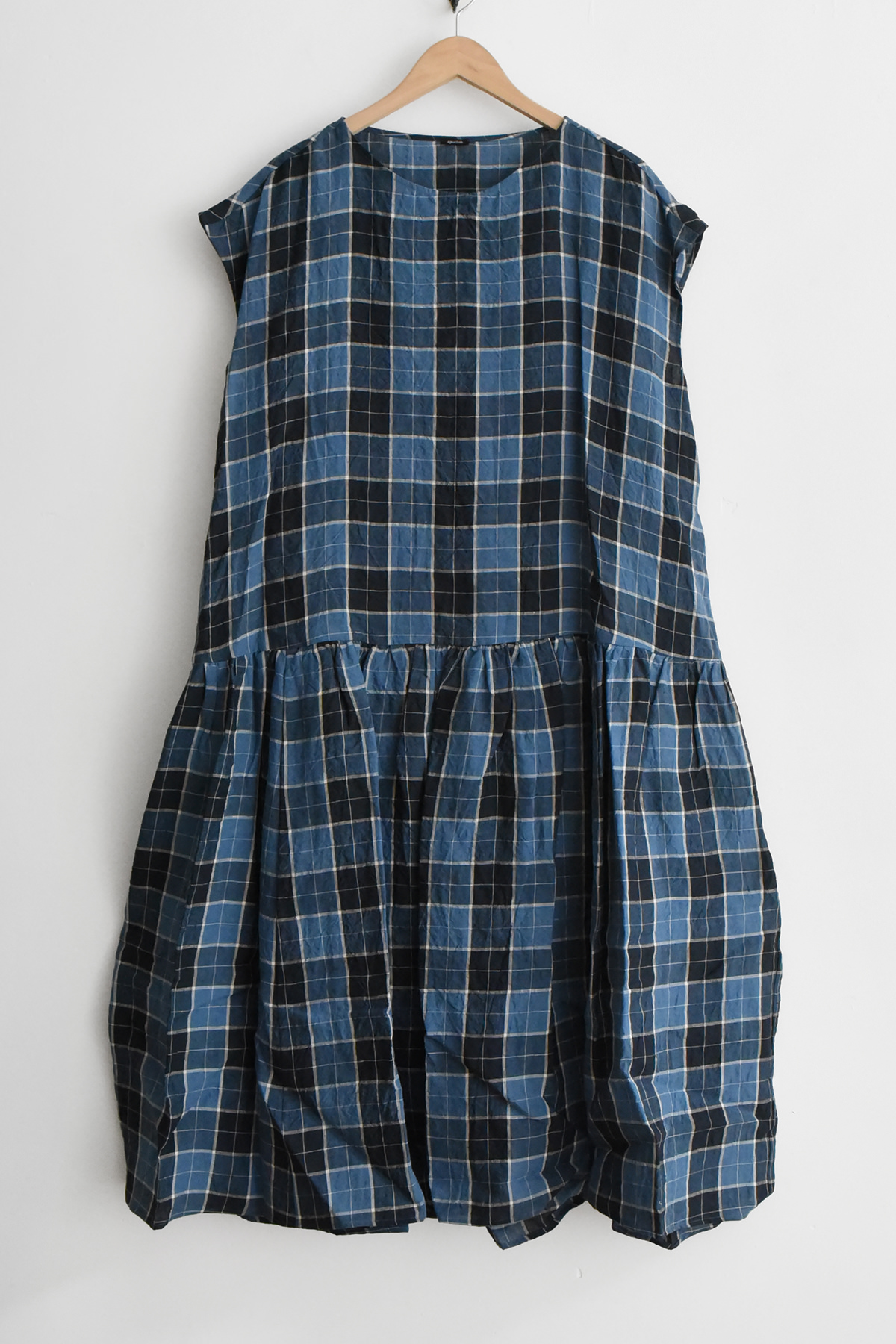 APUNTOB sleeveless blue check linen dress front detail