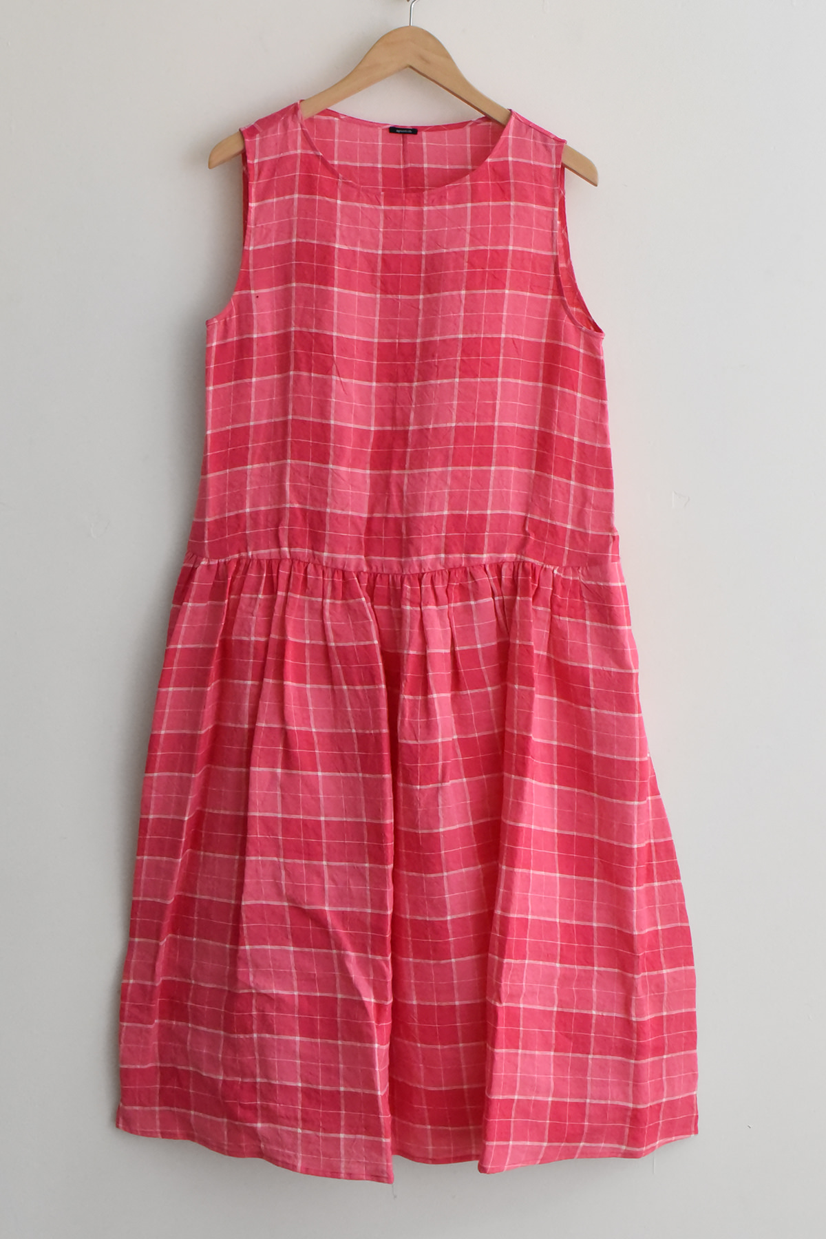 Apuntob sleeveless raspberry pink linen check dress front view