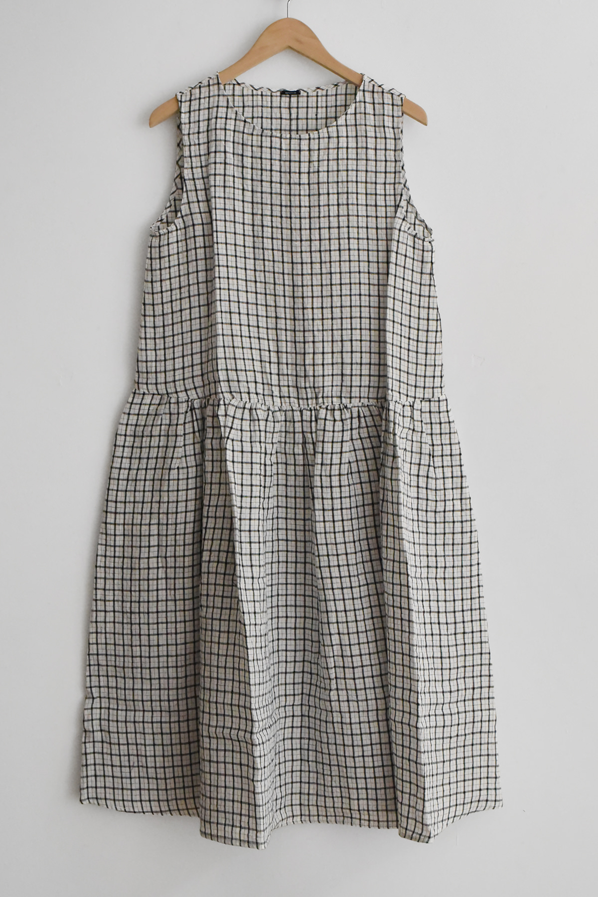 Apuntob sleeveless black check linen dress front view