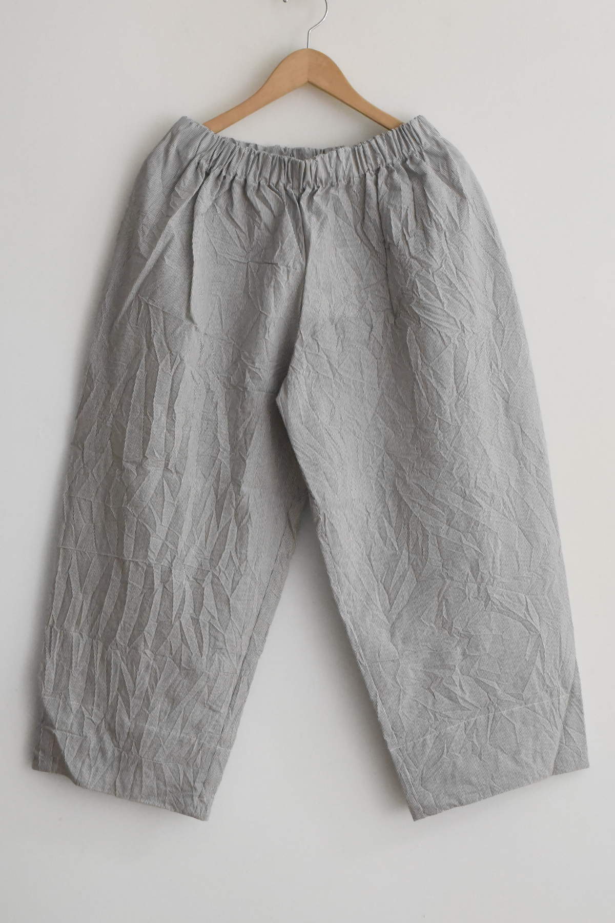 Apuntob lightweight navy stripe pants with elastic waistband