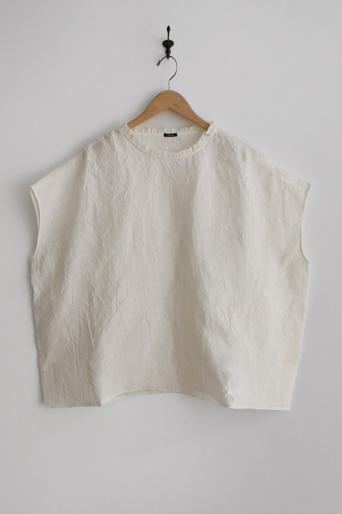 Apuntob egg shell linen shirt front view