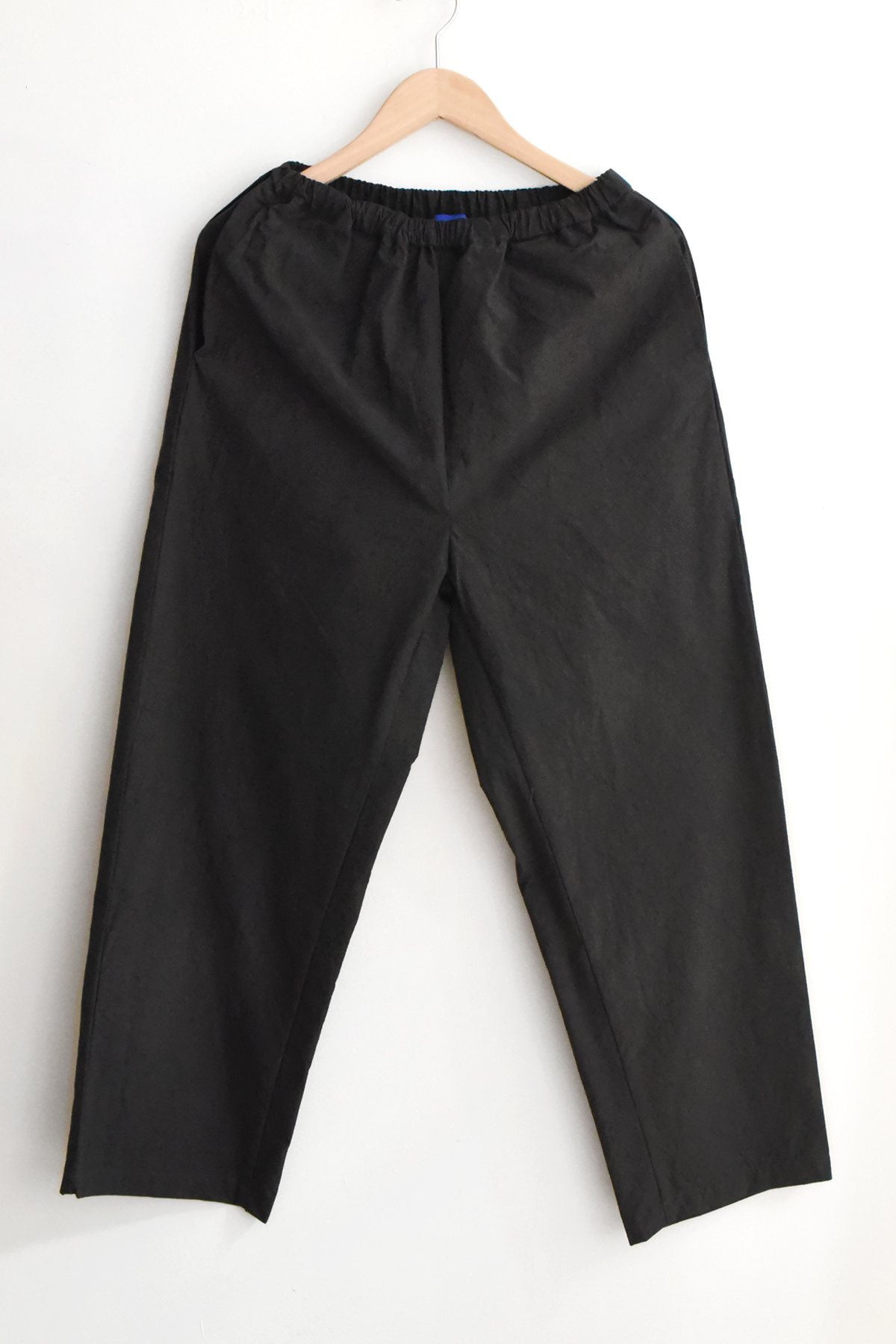 Oyuna relaxed cotton trousers in Japanese woven cotton with elastic waistband and slightly low crotch silhouette