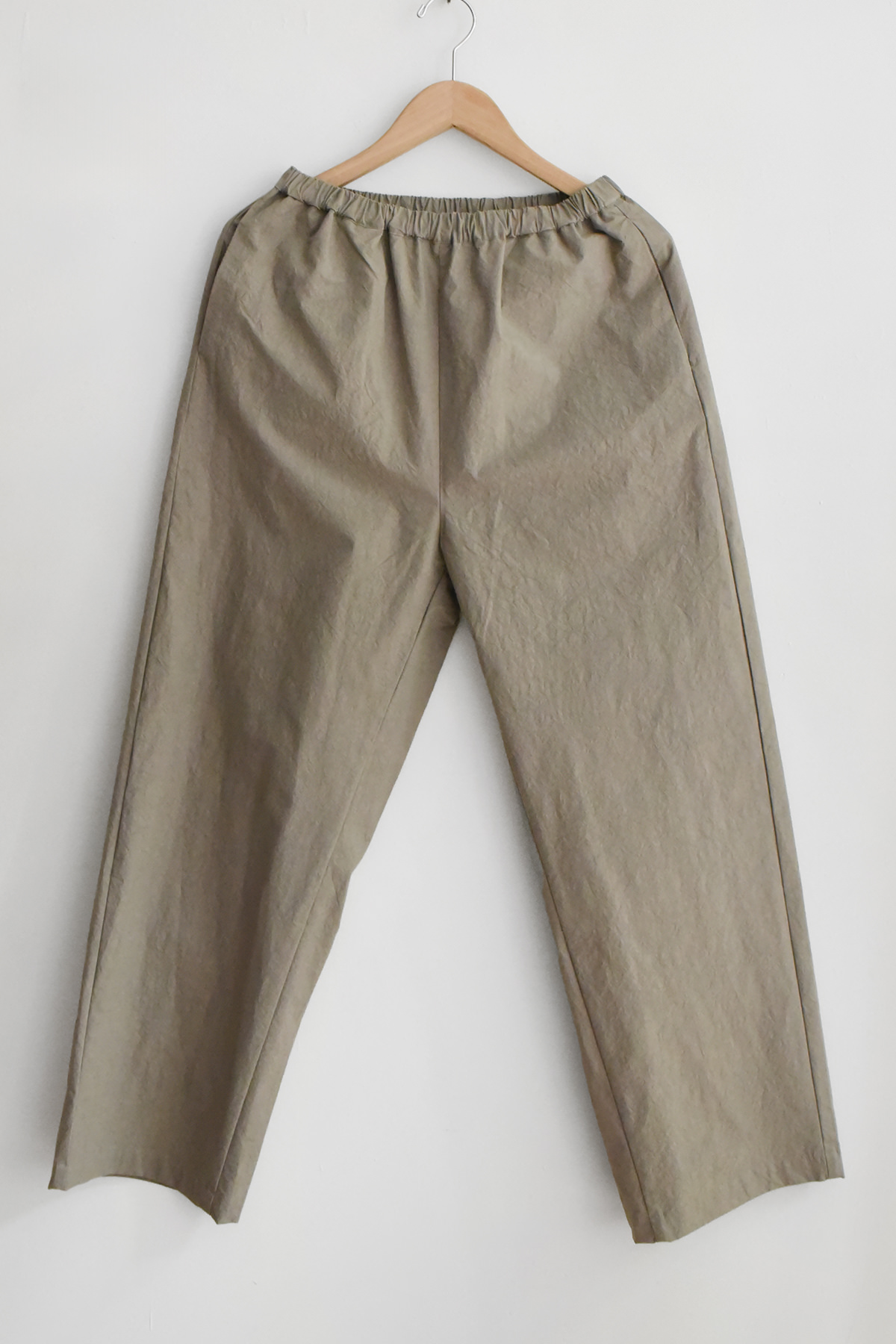 Oyuna relaxed cotton trousers in Japanese woven cotton with elastic waistband and slightly low crotch silhouette
