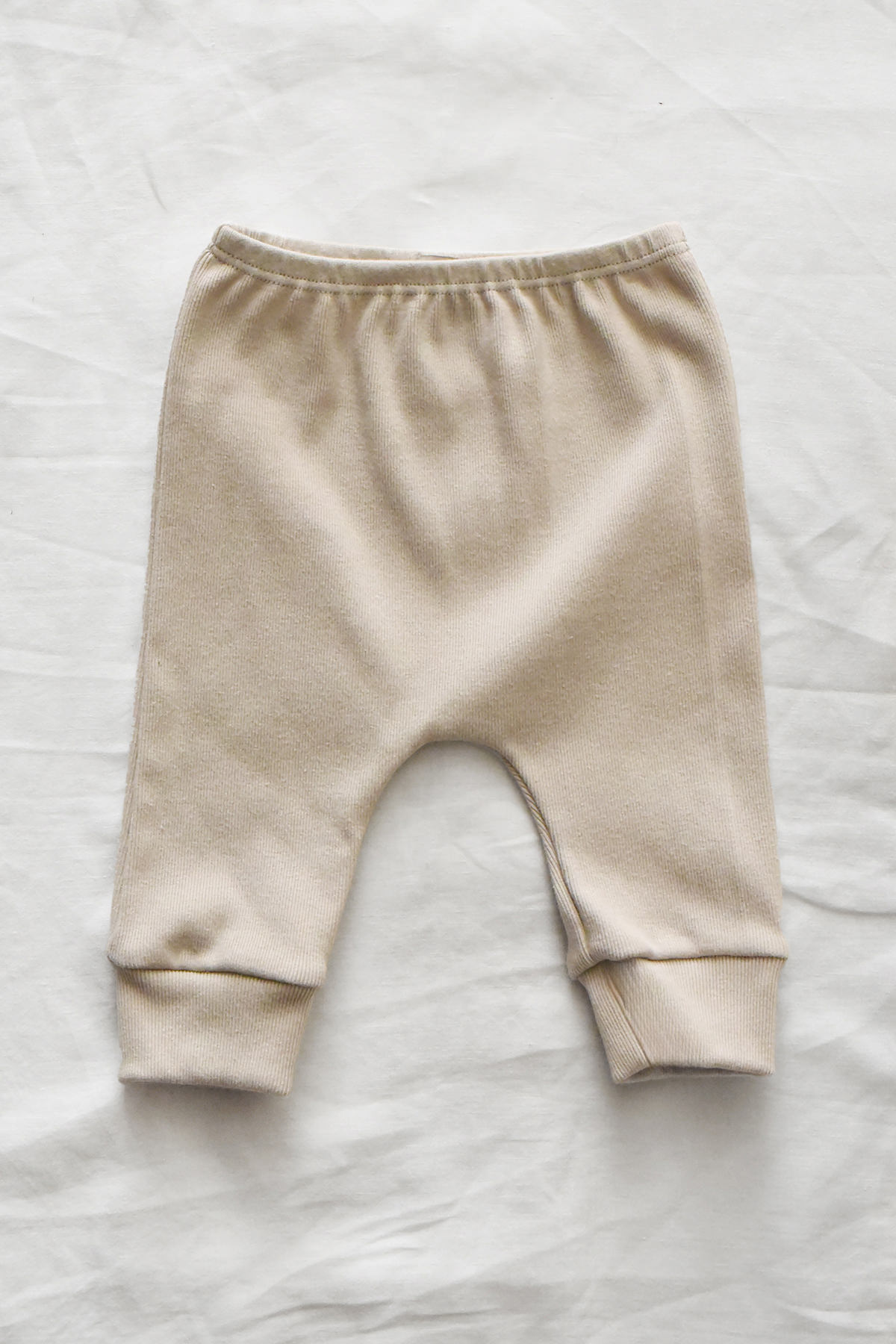 Baby cotton pants in Beige and Cocoa with ribbed cuffs.