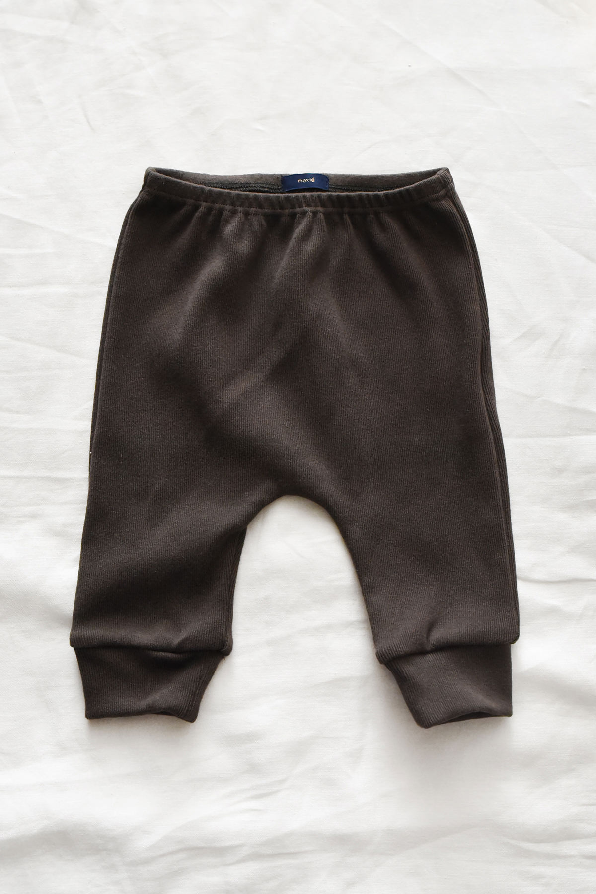 Baby cotton pants in Beige and Cocoa with ribbed cuffs.