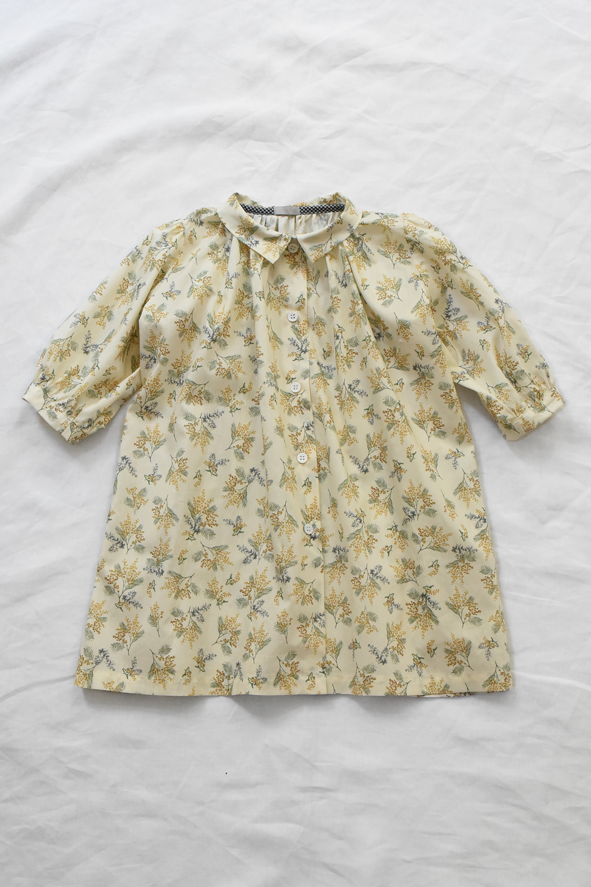 Kids cream Mimosa cotton dress with pointed collar and gathered neckline
