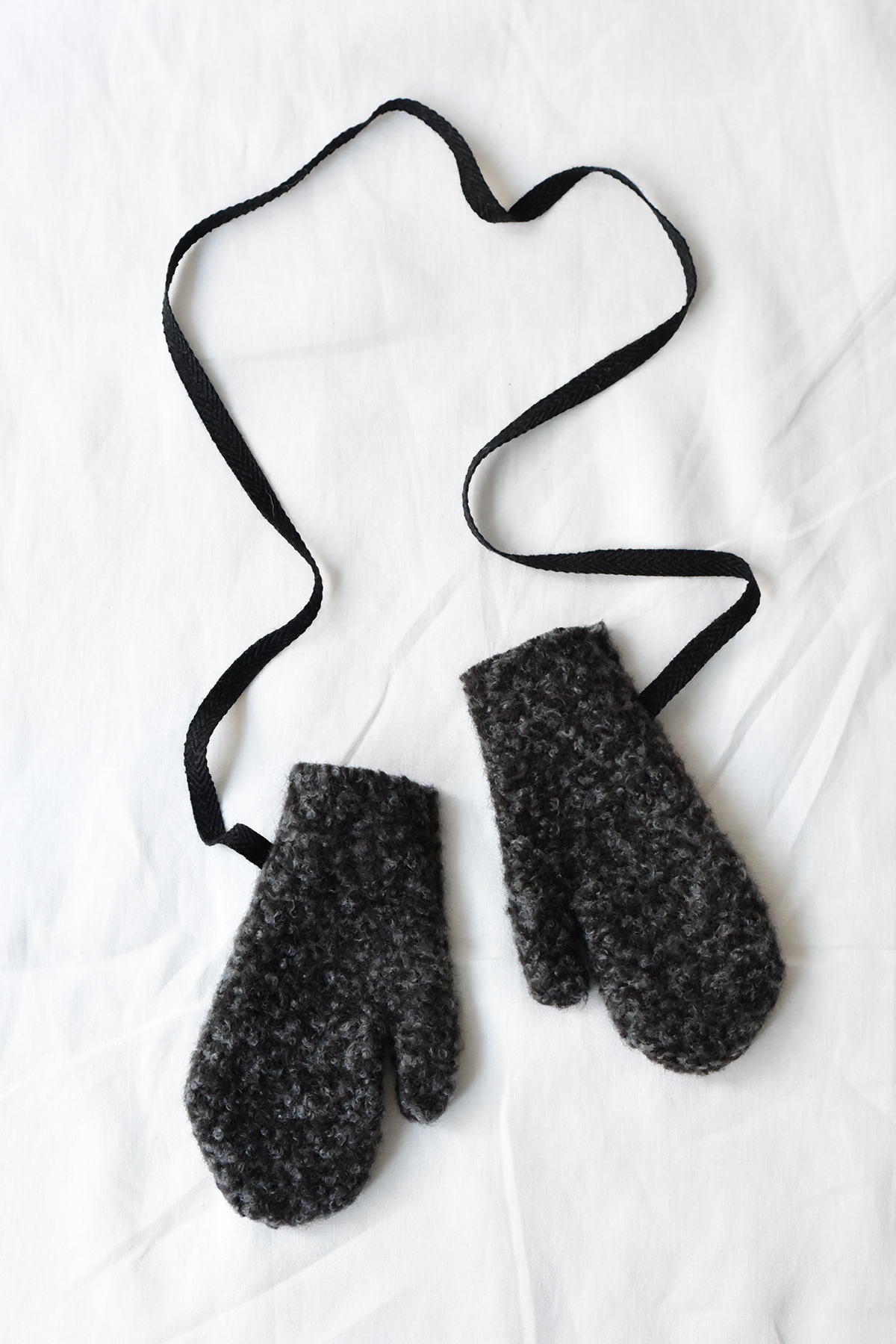 Kids charcoal fleece mittens with black connecting strap