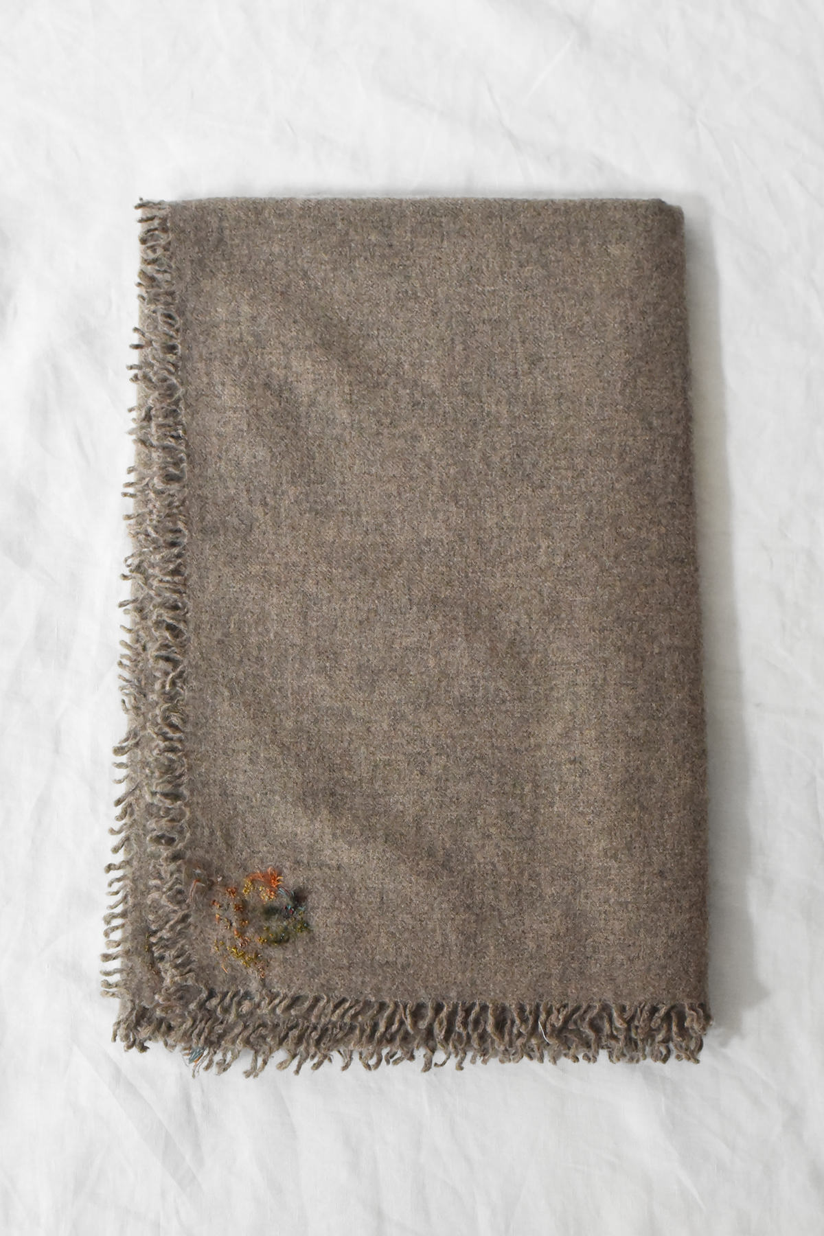 Antonia Rossi hand-embroidered 100% cashmere scarf in beige with fringe on all four sides
