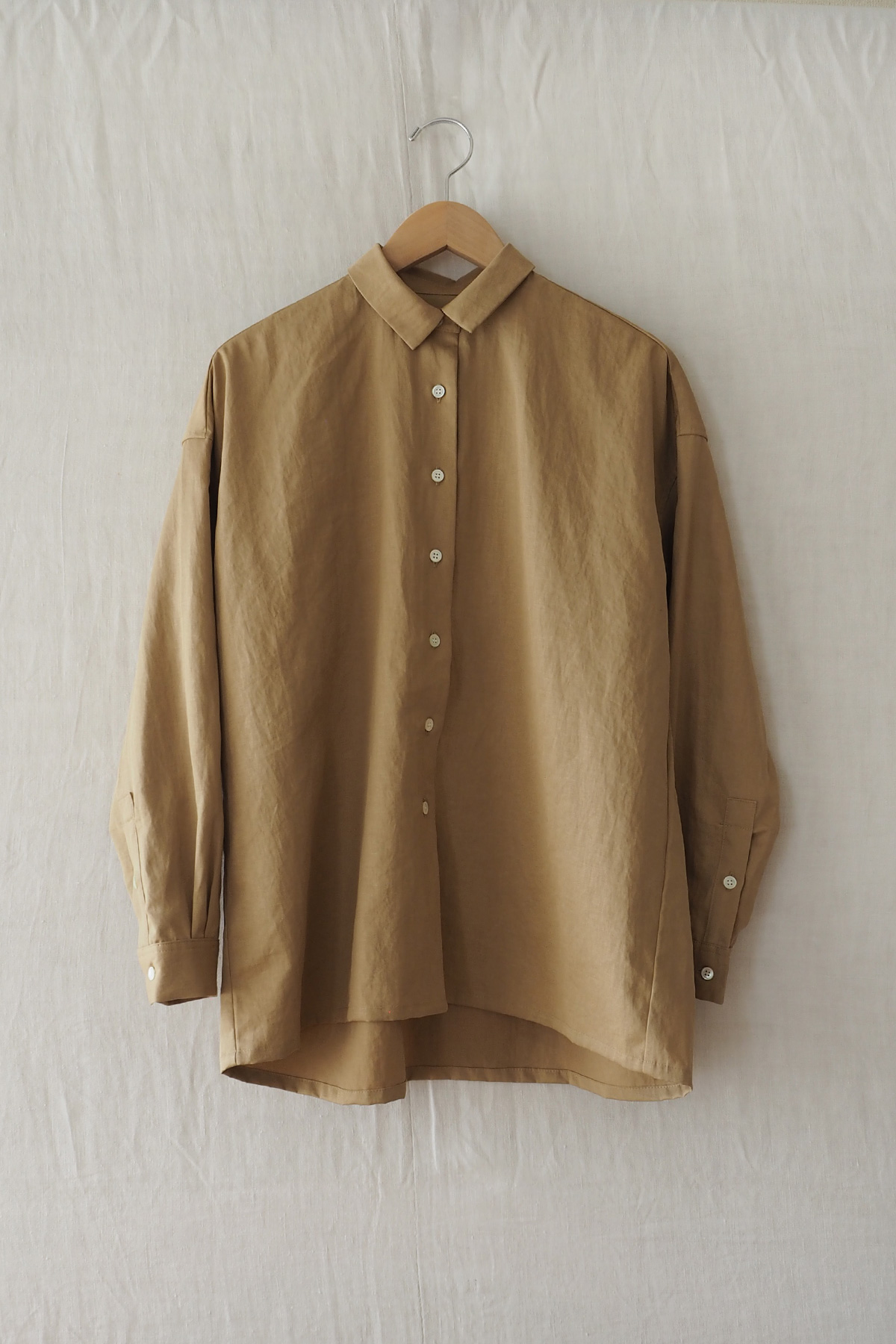 Cotton linen shirt in beige with classic collar and center back pleat