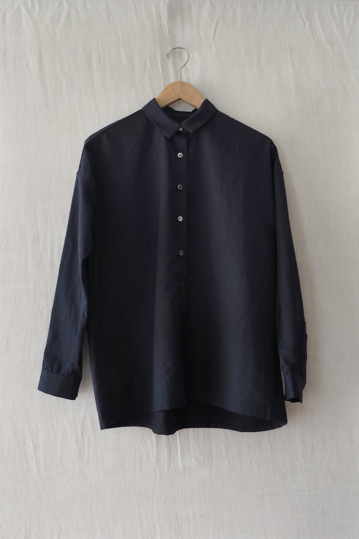 Cotton linen shirt in navy with classic collar and center back pleat