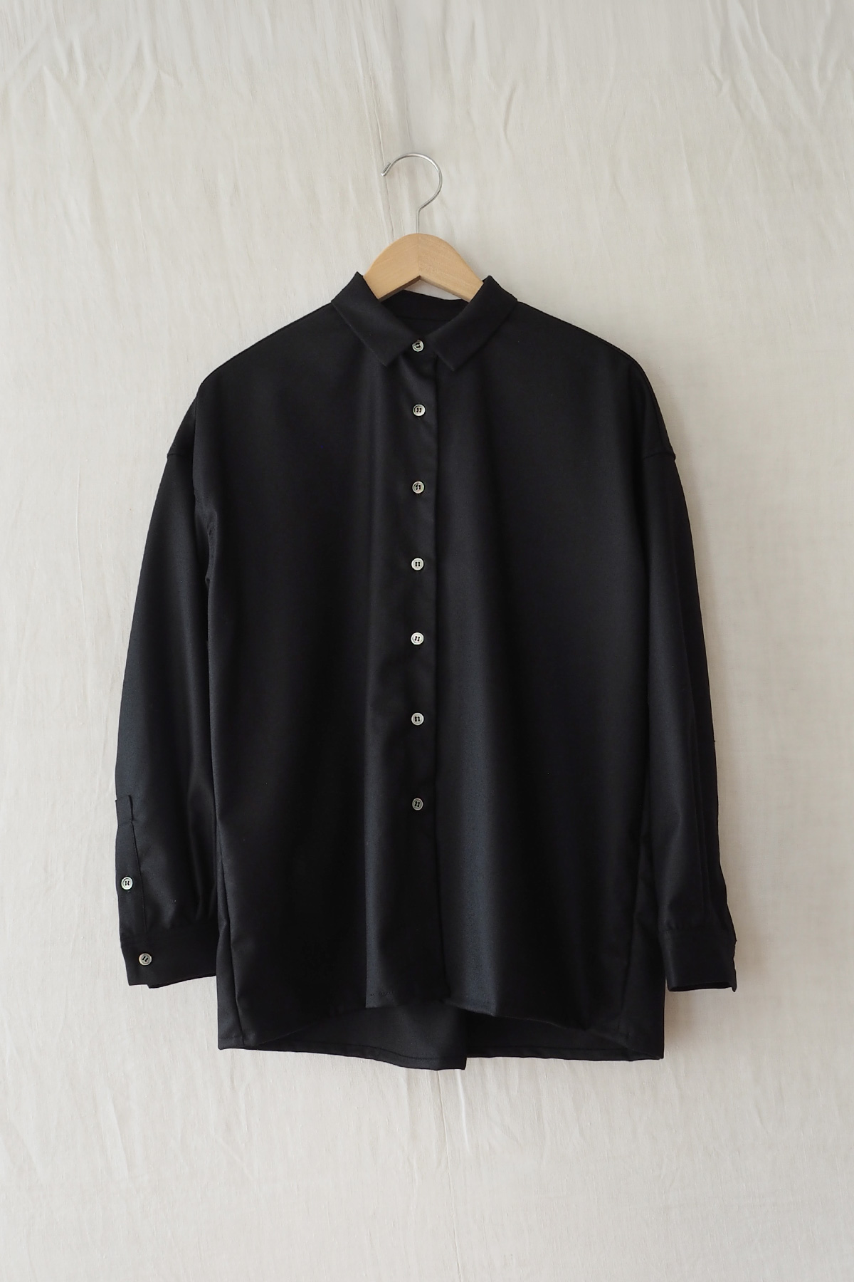 Cotton linen shirt in black with classic collar and center back pleat