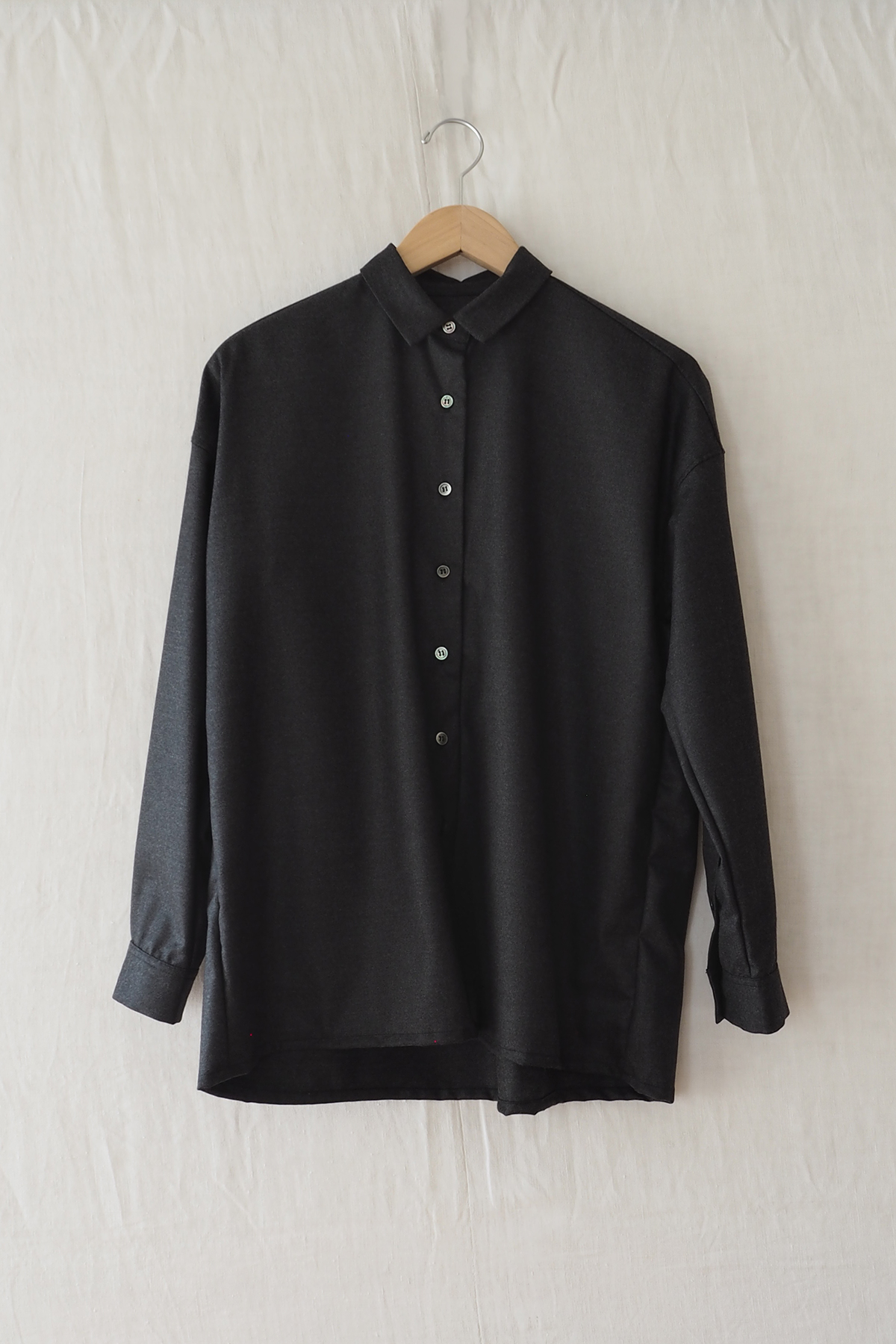 Cotton linen shirt in gray with classic collar and center back pleat