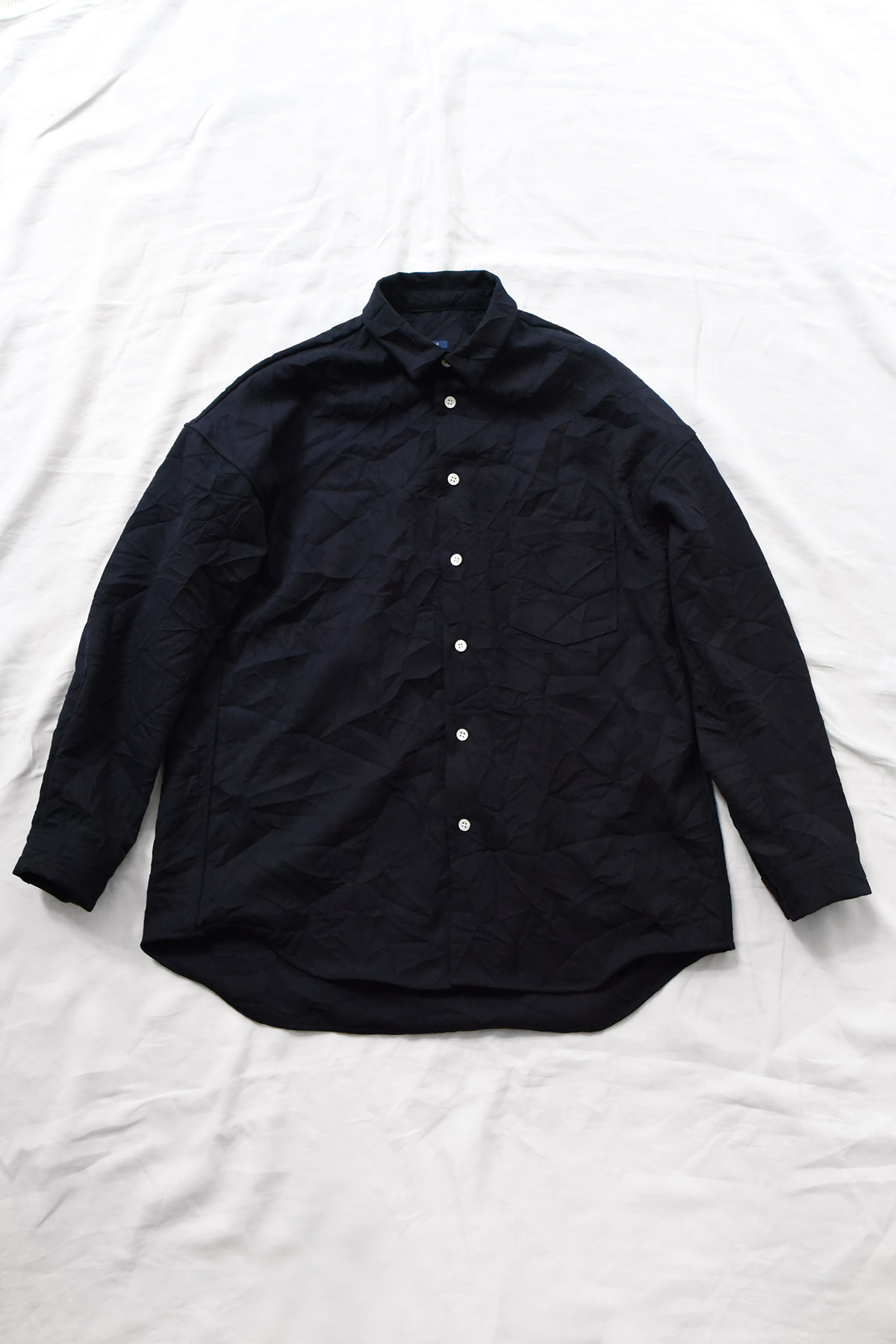 MAKIE Crinkle Shirt in Navy with button front and chest patch pocket