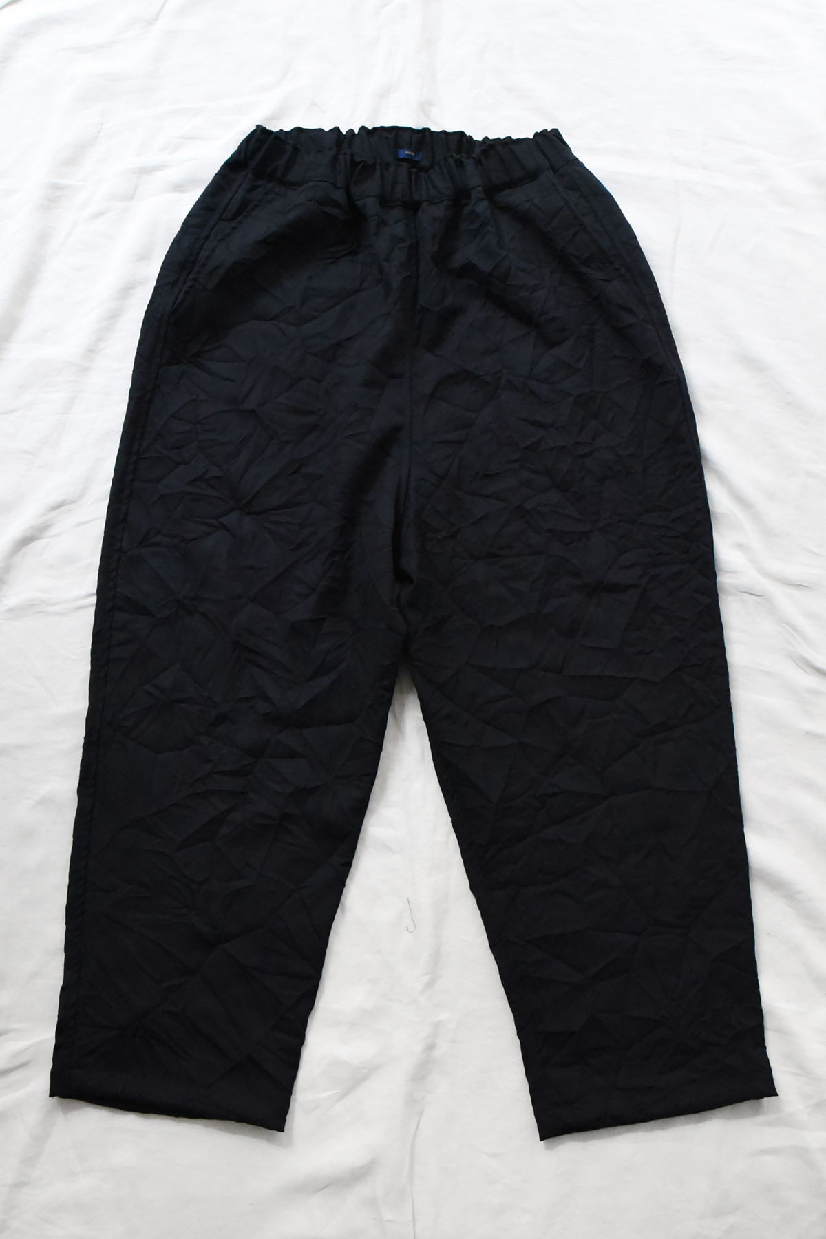 MAKIE Crinkle Pants in Navy with elasticated waistband and crinkle-textured fabric